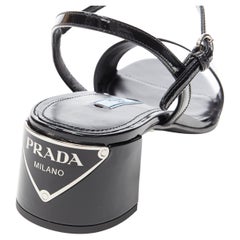 Schwarze PRADA Triangle Marke Logo Platte Sandale mit mittlerer Absatz EU38