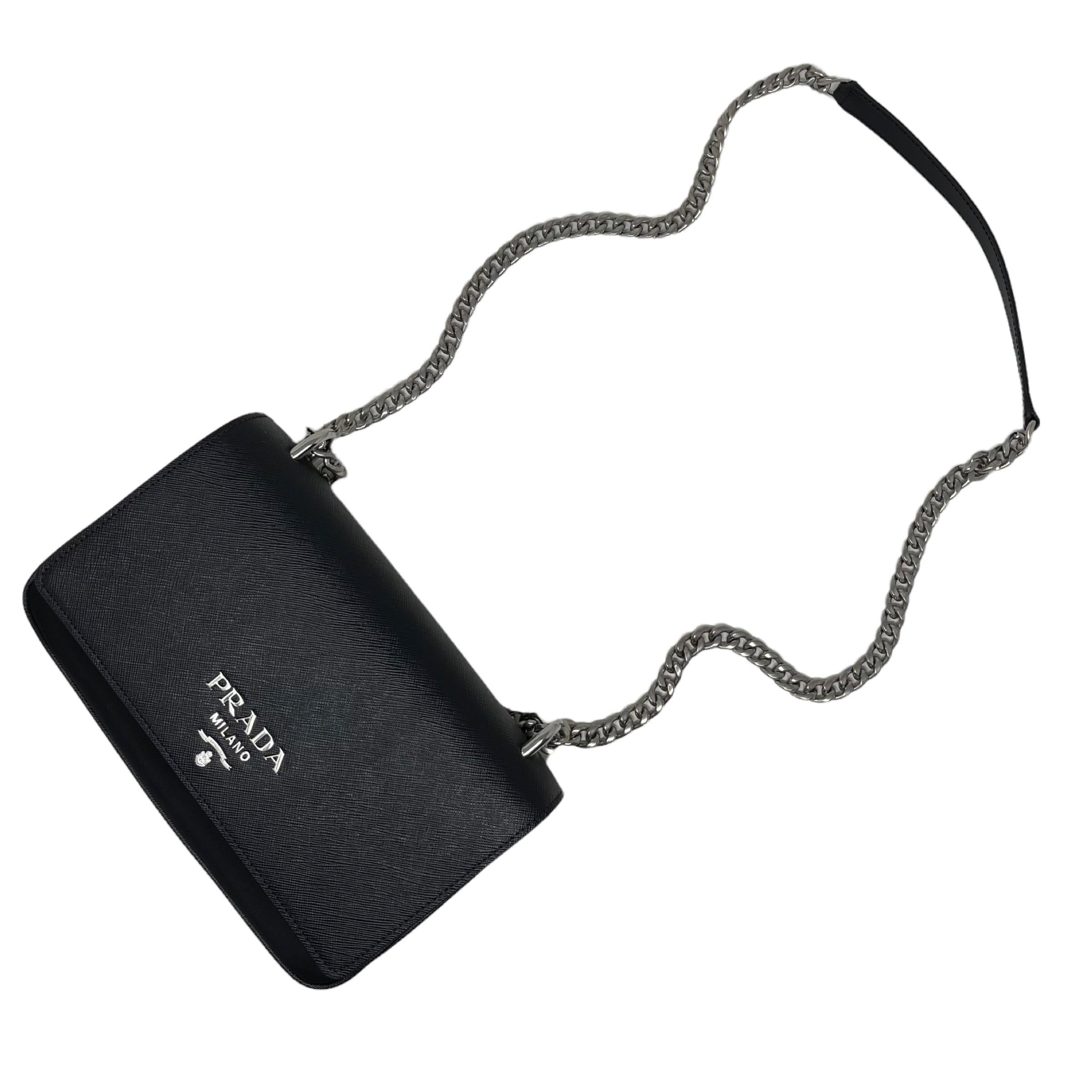 NEU Prada Schwarze Saffiano-Umhängetasche aus Leder im Angebot 6