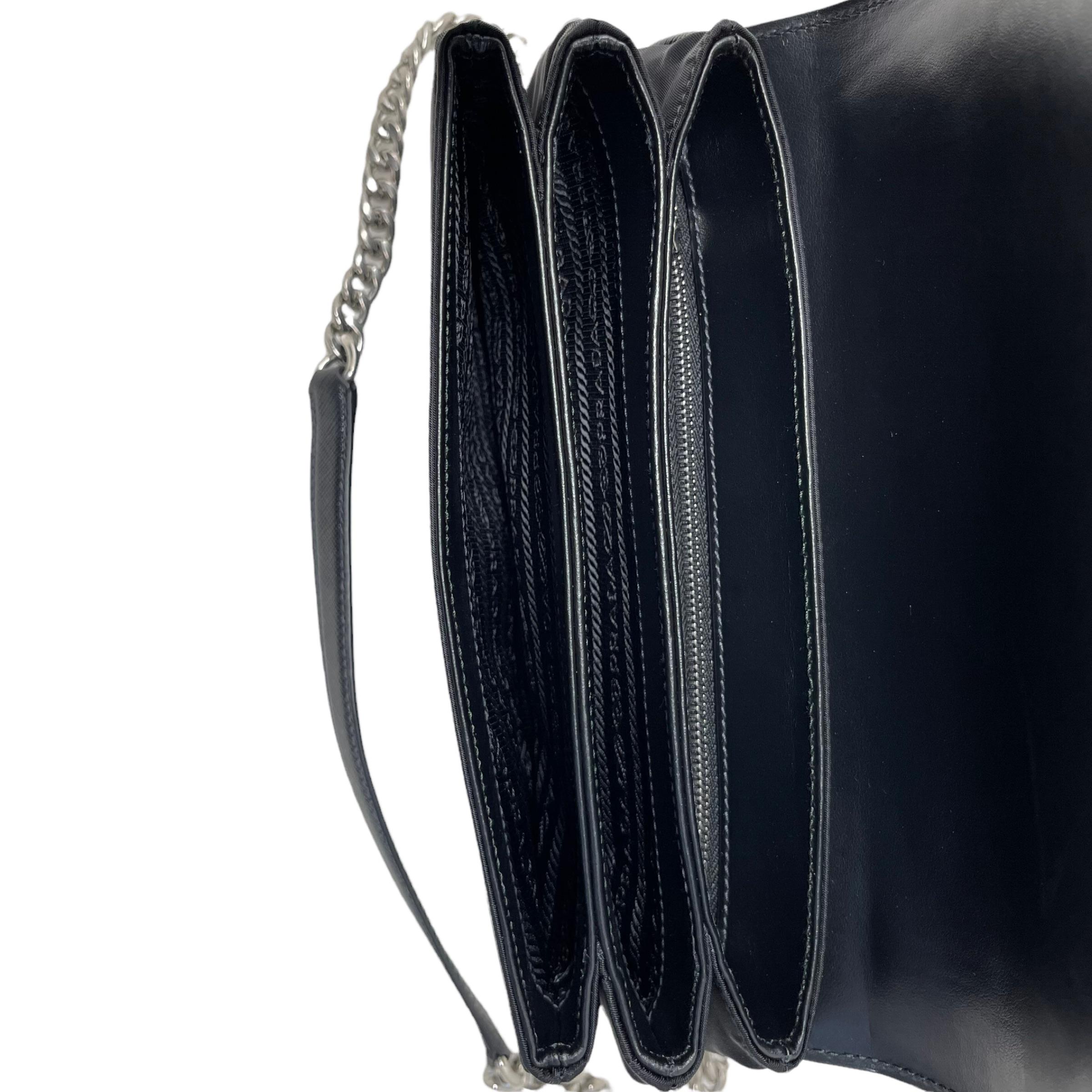 NEU Prada Schwarze Saffiano-Umhängetasche aus Leder im Angebot 7