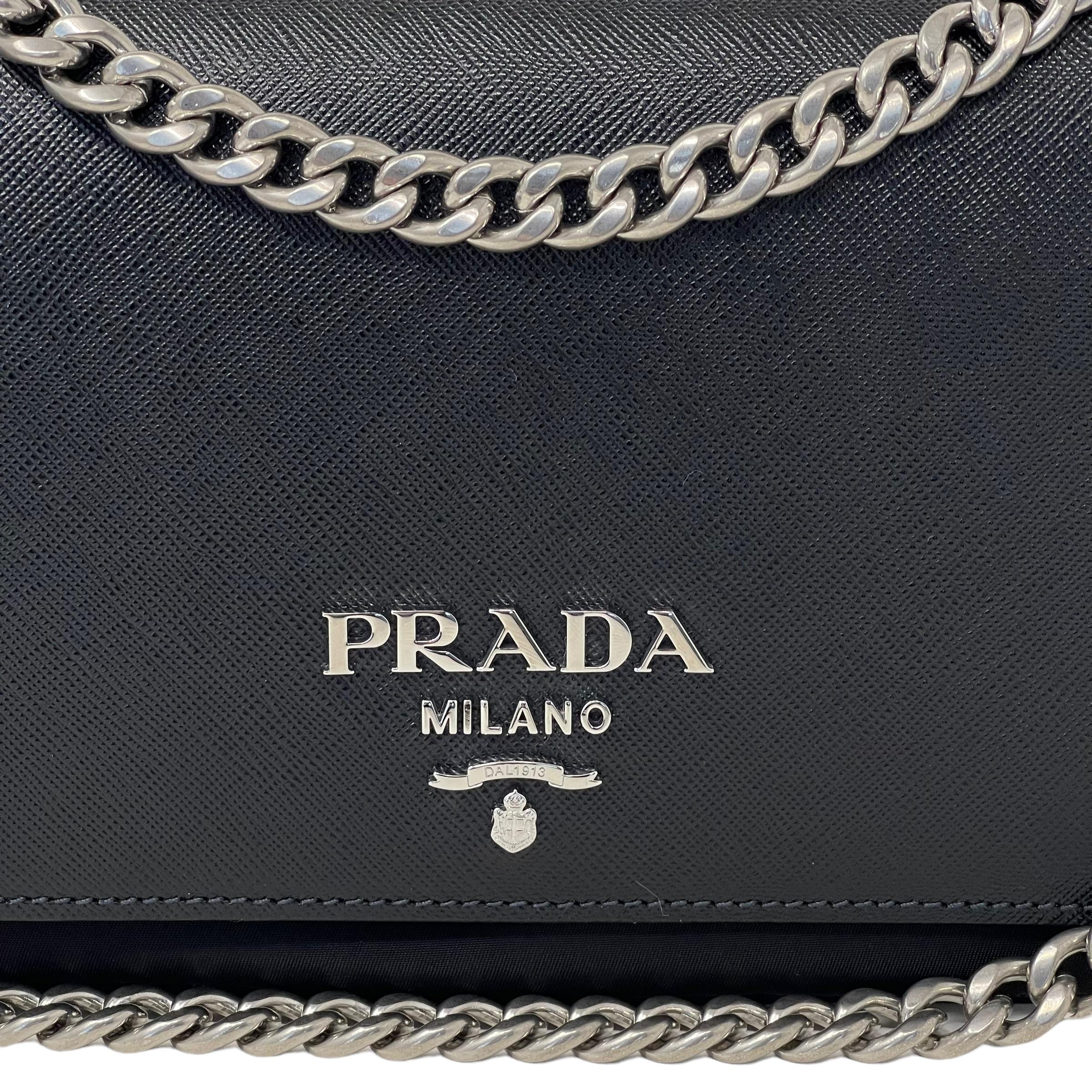 NEU Prada Schwarze Saffiano-Umhängetasche aus Leder im Angebot 9
