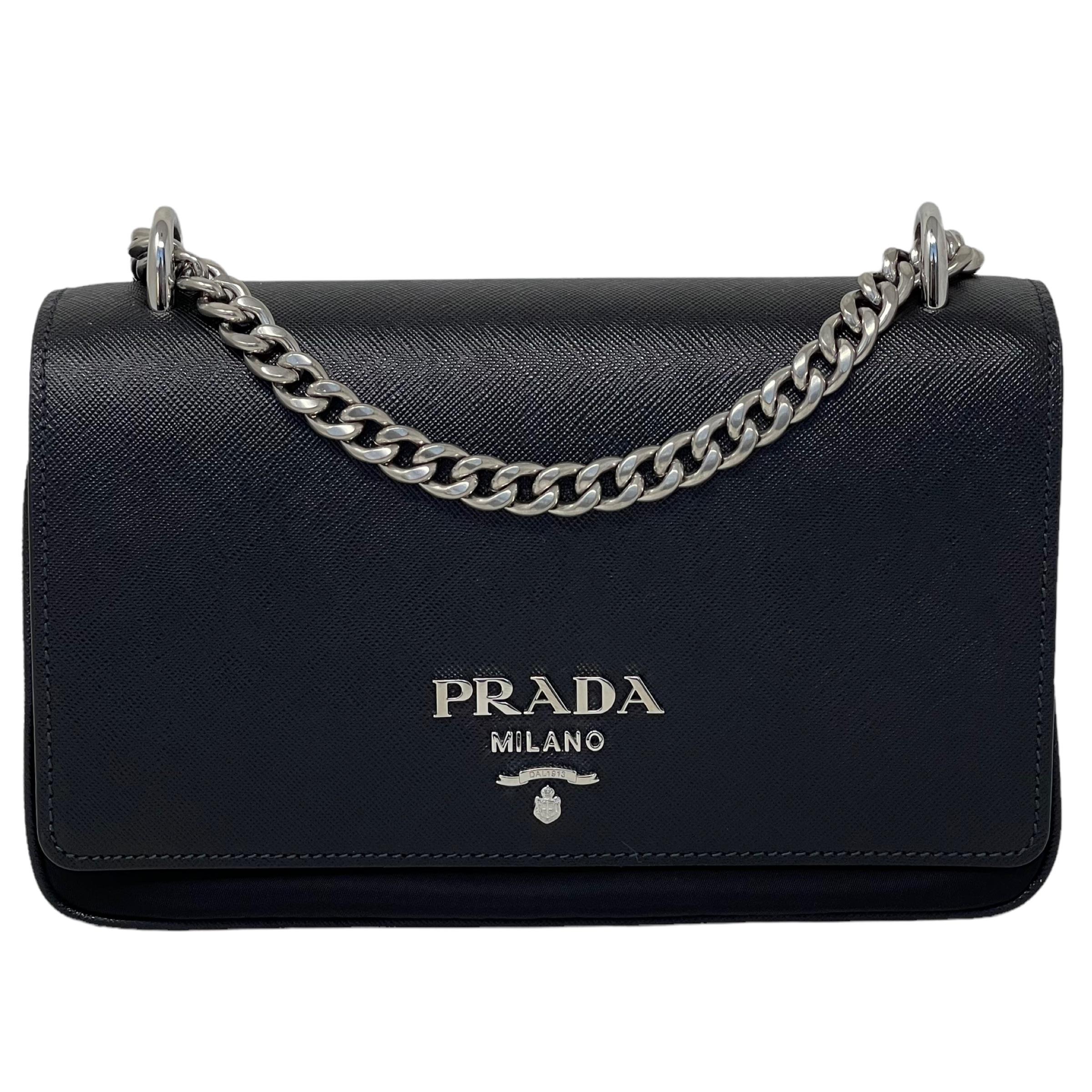 New Prada Schwarz Saffiano Leder Crossbody Tasche

Garantierte Echtheit

DETAILS
Marke: Prada
Zustand: Brandneu
Kategorie: Umhängetasche
Geschlecht: Frauen
Farbe: Schwarz
MATERIAL: Leder
Prada-Logo-Plakette
Silberfarbene