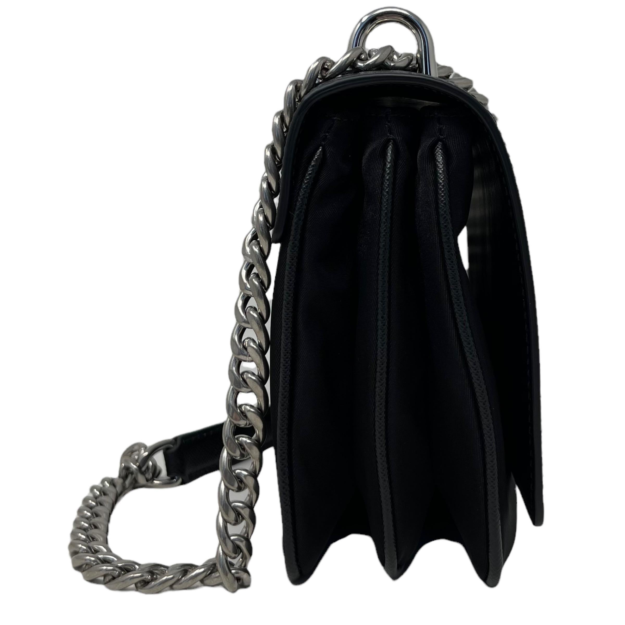 NEU Prada Schwarze Saffiano-Umhängetasche aus Leder Damen im Angebot