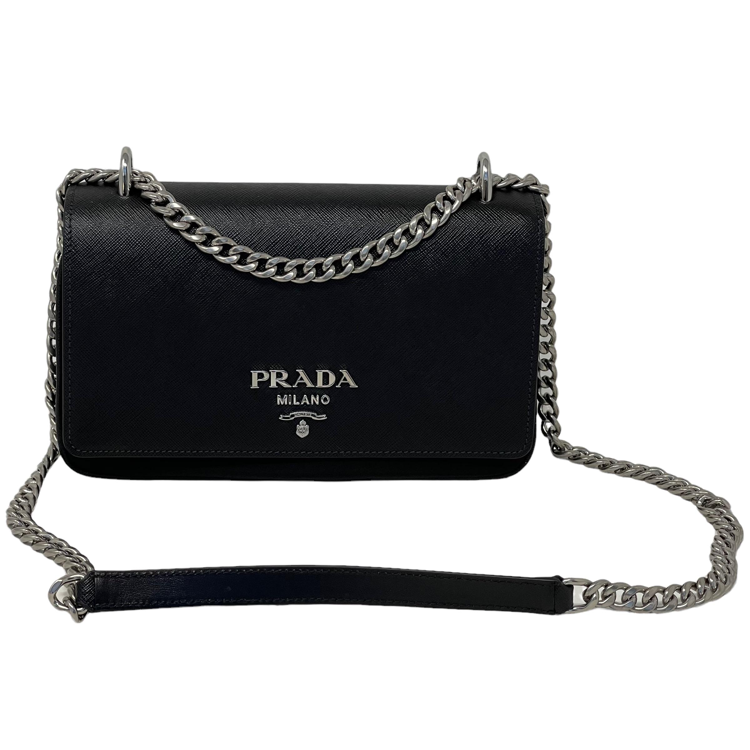 NEU Prada Schwarze Saffiano-Umhängetasche aus Leder im Angebot 3