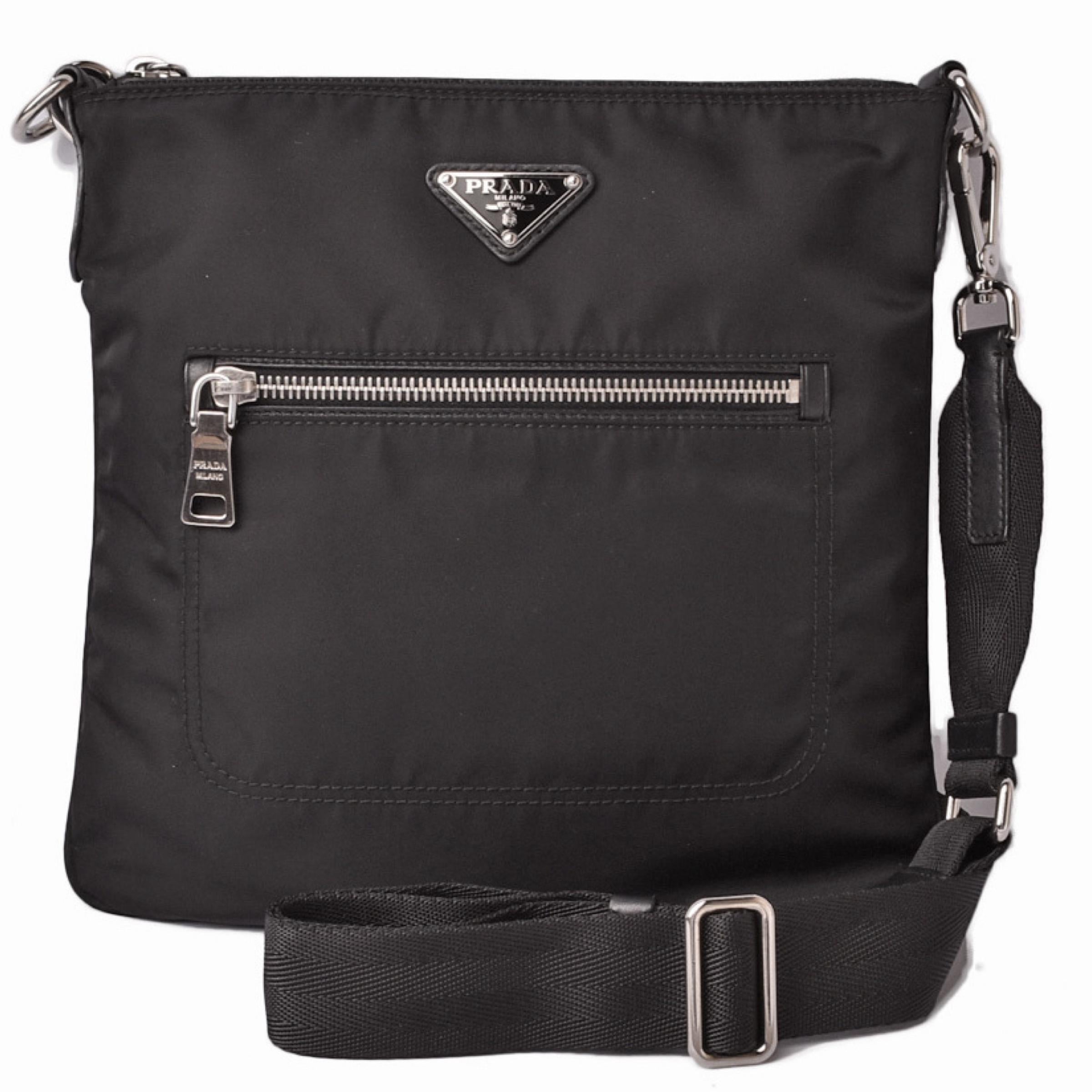 Neu Prada Schwarz Tessuto Nylon Messenger Crossbody Bag

Garantierte Echtheit

DETAILS
Marke: Prada
Zustand: Brandneu
Kategorie: Umhängetasche
Geschlecht: Unisex
Farbe: Schwarz
Material: Nylon
Logo-Plakette
Silberfarbene Hardware
Abnehmbarer und