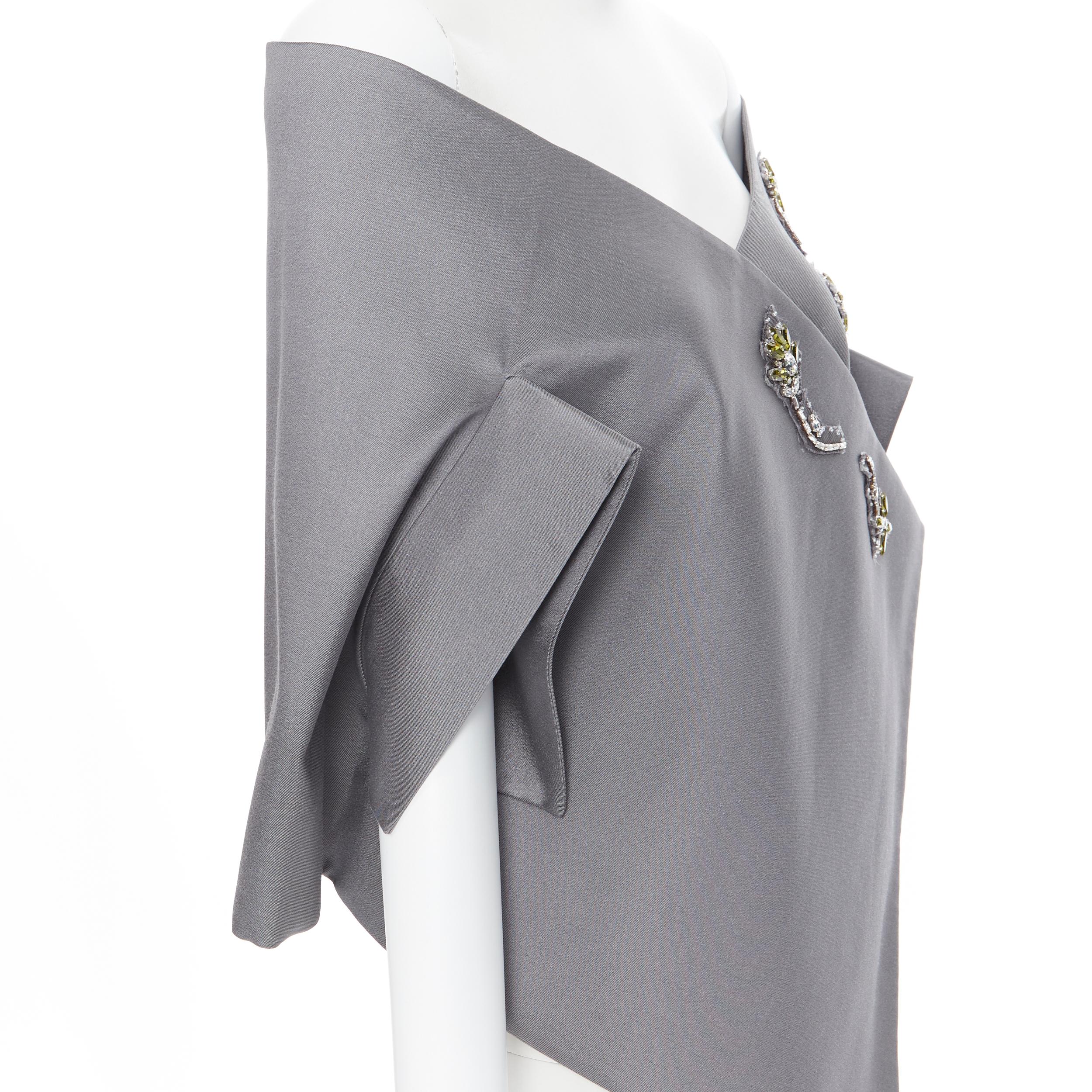 nuevo PRADA gris lana verde cristal flor kimono off hombro chal capa
Marca: Prada
Diseñador: Miuccia Prada
Nombre del modelo / Estilo: Chal kimono
Material: Lana, seda
Color: Gris
Patrón: Sólido
Detalle extra: Sin cierre en la parte delantera, se