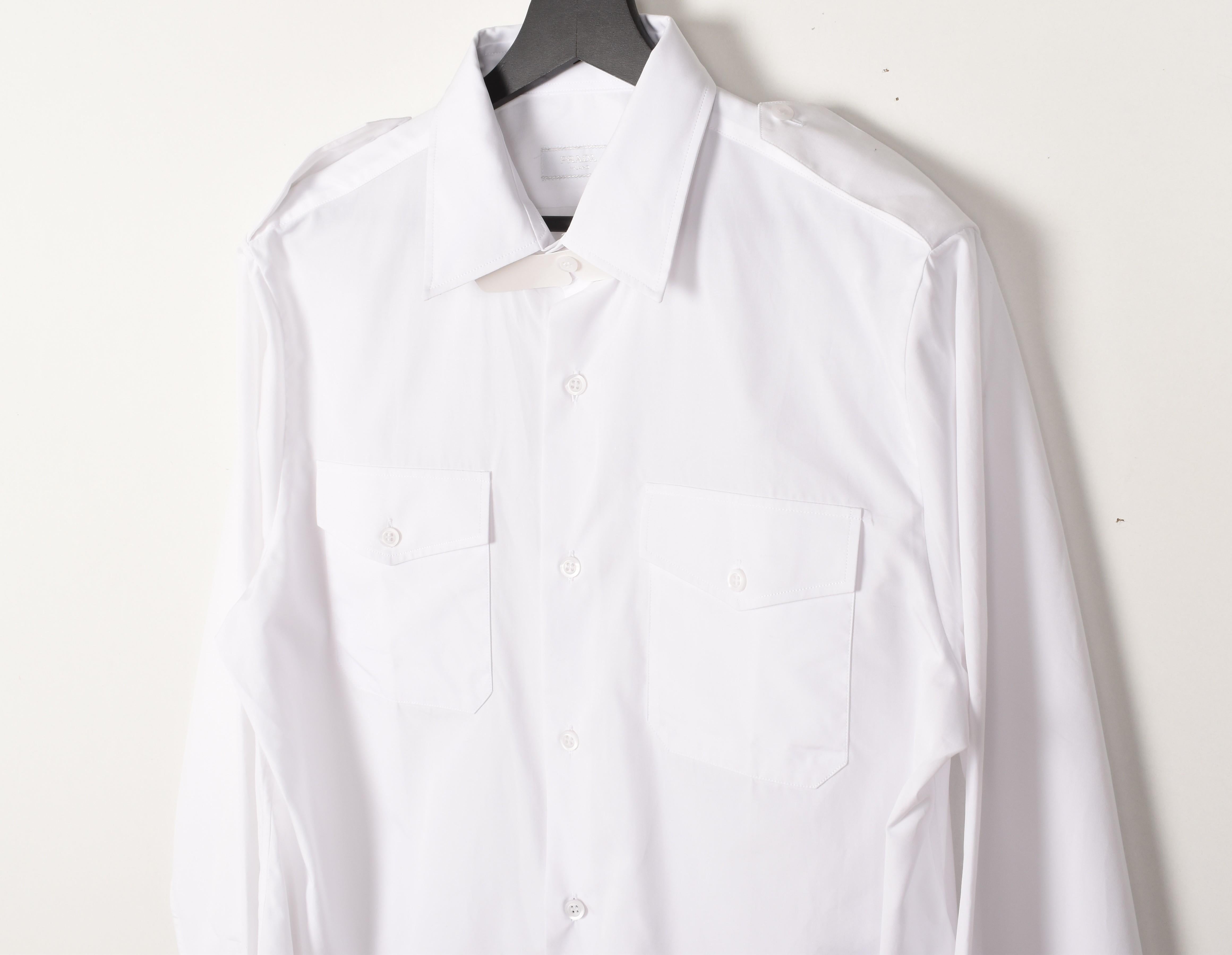 Compruebe mis otros listados. Tiene a la venta mucha más ropa de diseño. Abierto a cualquier oferta.
Artículo en venta 100% auténtico Camisa Prada Contemporánea SS24 Temporada Hombre, S1451, PE7. 222g.
Color: blanco
(El color real puede variar un