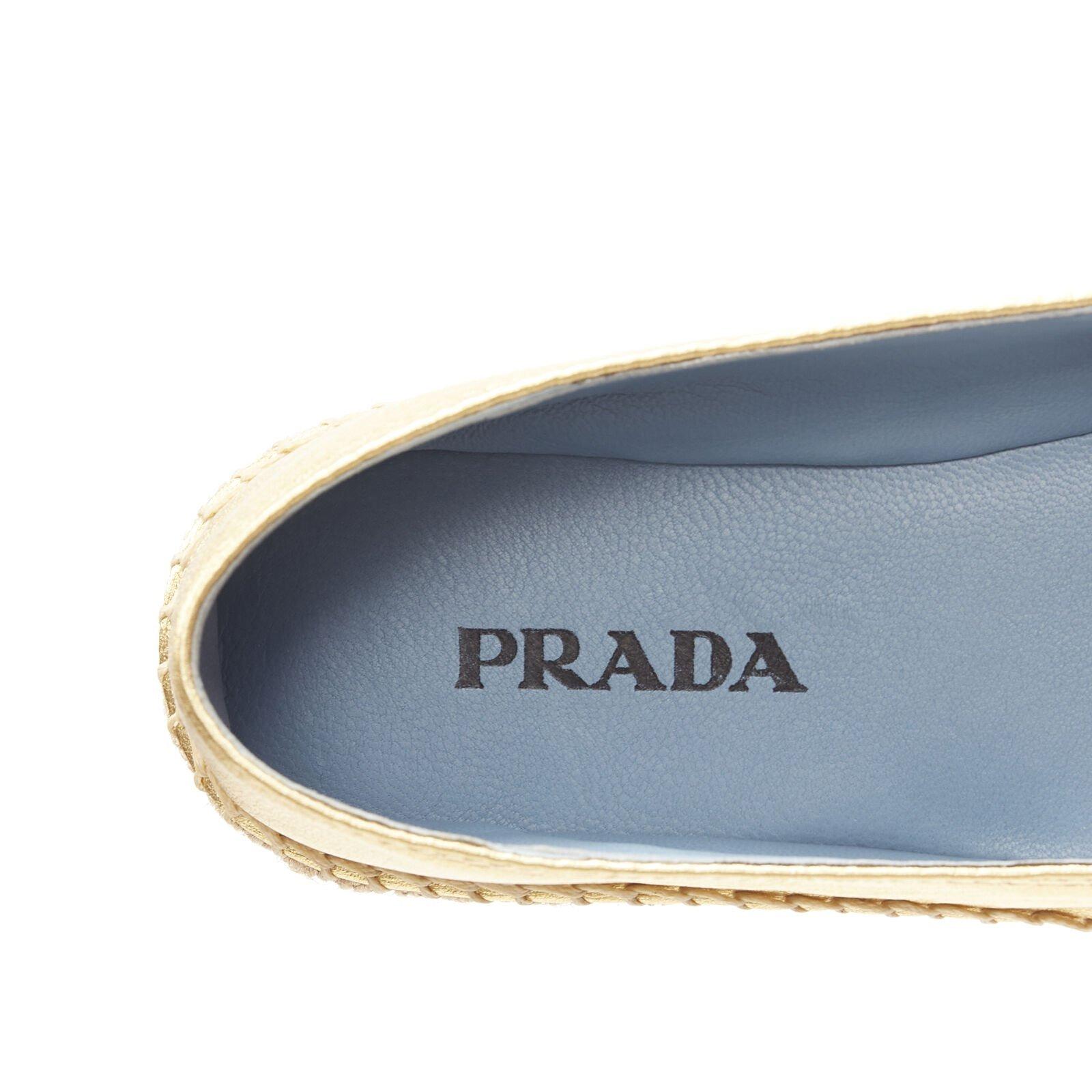 Chaussures espadrilles compensées PRADA à bout ouvert en cuir doré métallisé avec logo EU37, neuves 5