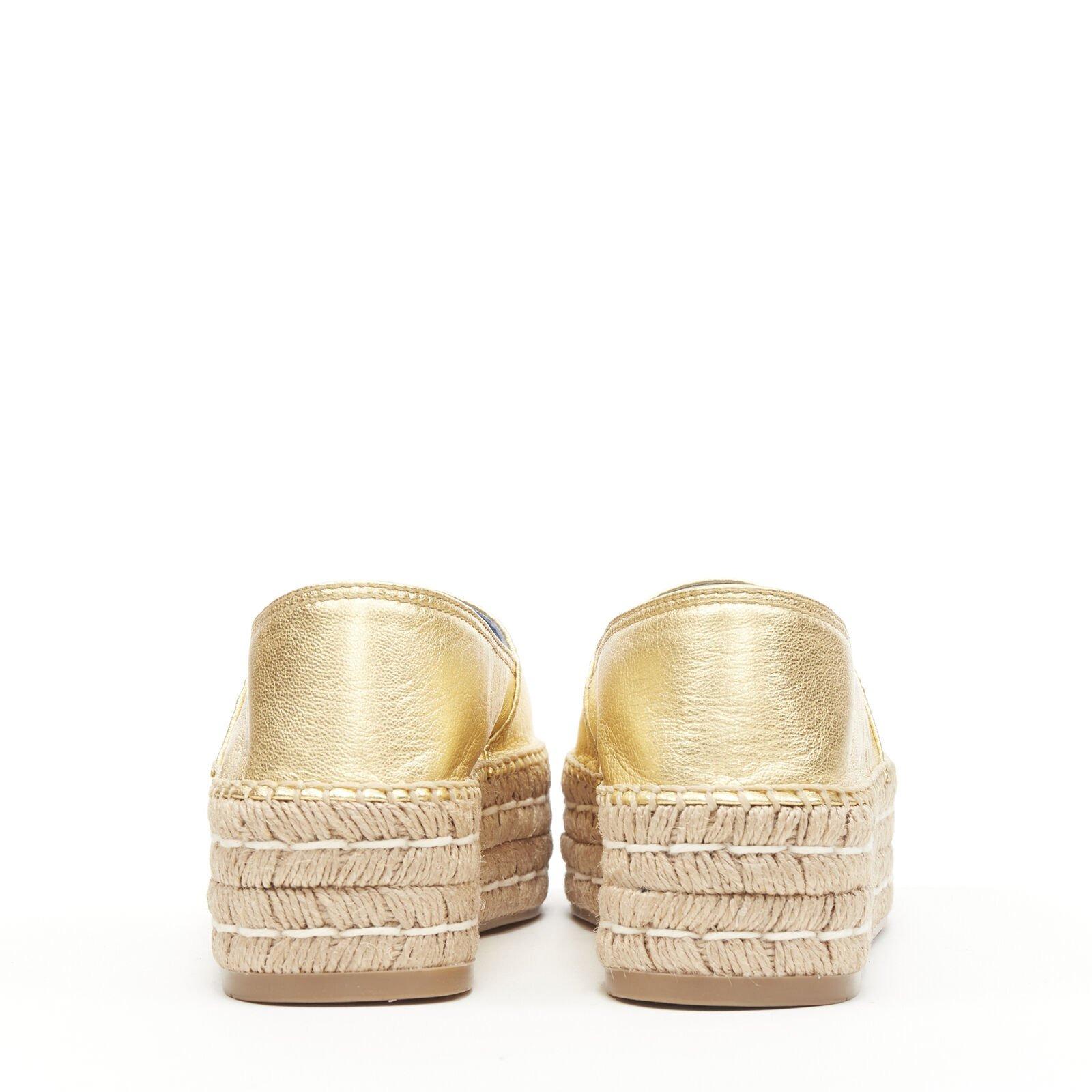 Chaussures espadrilles compensées PRADA à bout ouvert en cuir doré métallisé avec logo EU37, neuves 1