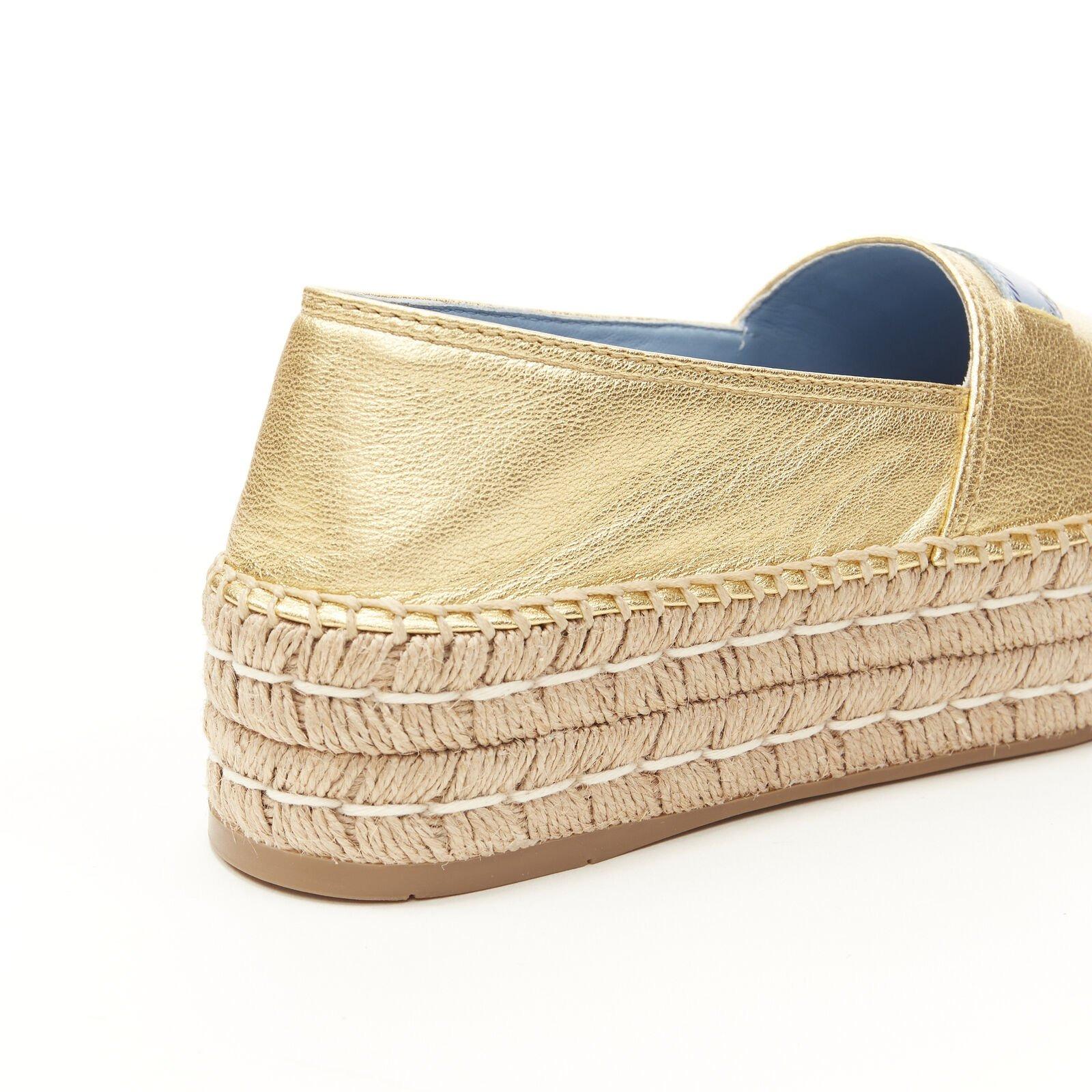 Chaussures espadrilles compensées PRADA à bout ouvert en cuir doré métallisé avec logo EU37, neuves 4
