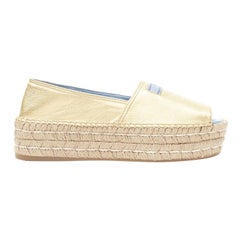 Chaussures espadrilles compensées PRADA à bout ouvert en cuir doré métallisé avec logo EU38, neuves