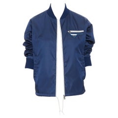 neu PRADA Nylon 2018 blau Dreieck Gummi-Logo Reißverschluss vorne Bomberjacke IT42 M