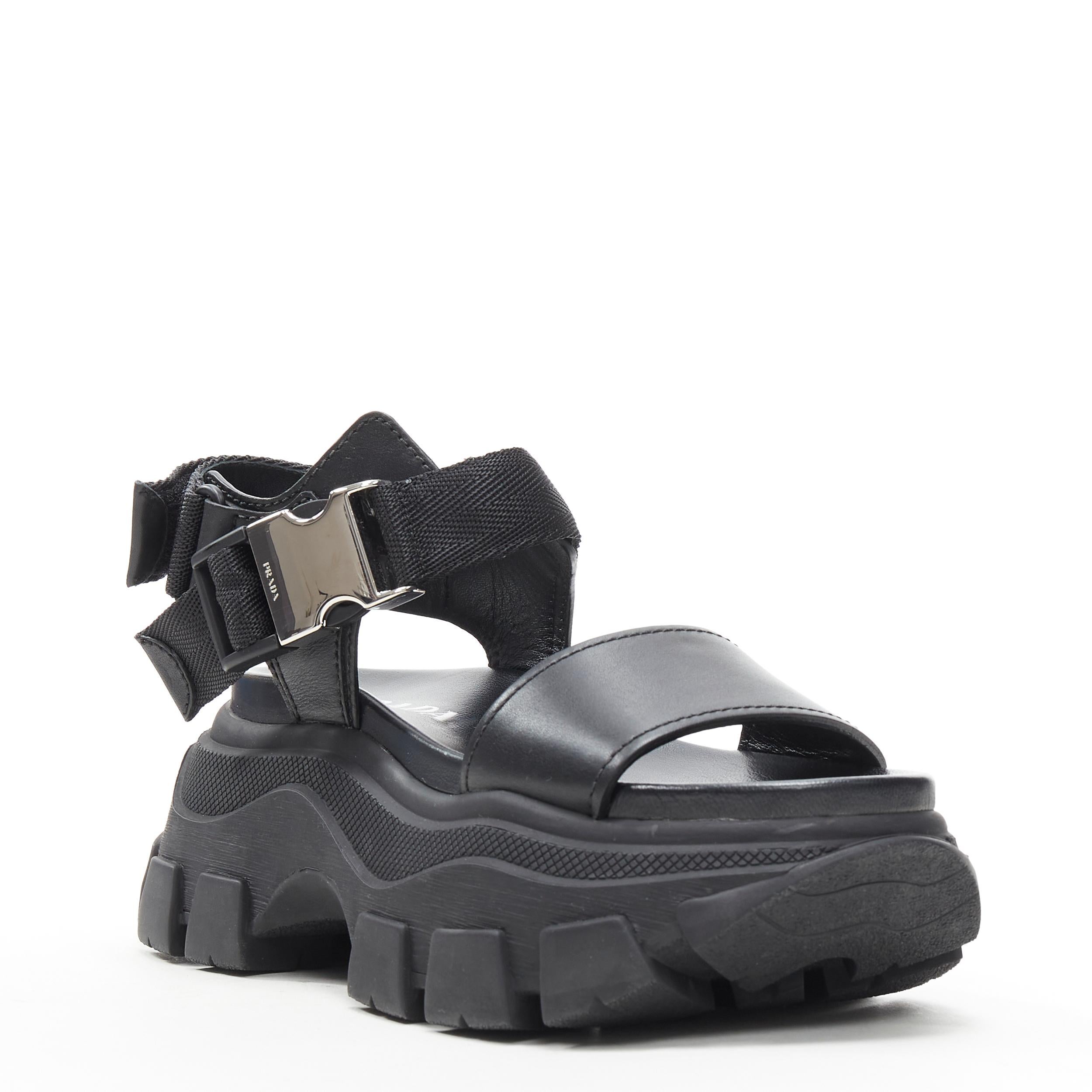 new Prada Pegusus Monolith Thunder nero leather chunky platform dad sandal EU39 Reference: TGAS/B00995
Marchio: Prada 
Stilista: Miuccia Prada 
Modello: Sandali con plateau Montana 
Materiale: Pelle 
Colore: nero 
Modello: Tinta unita 
Chiusura: