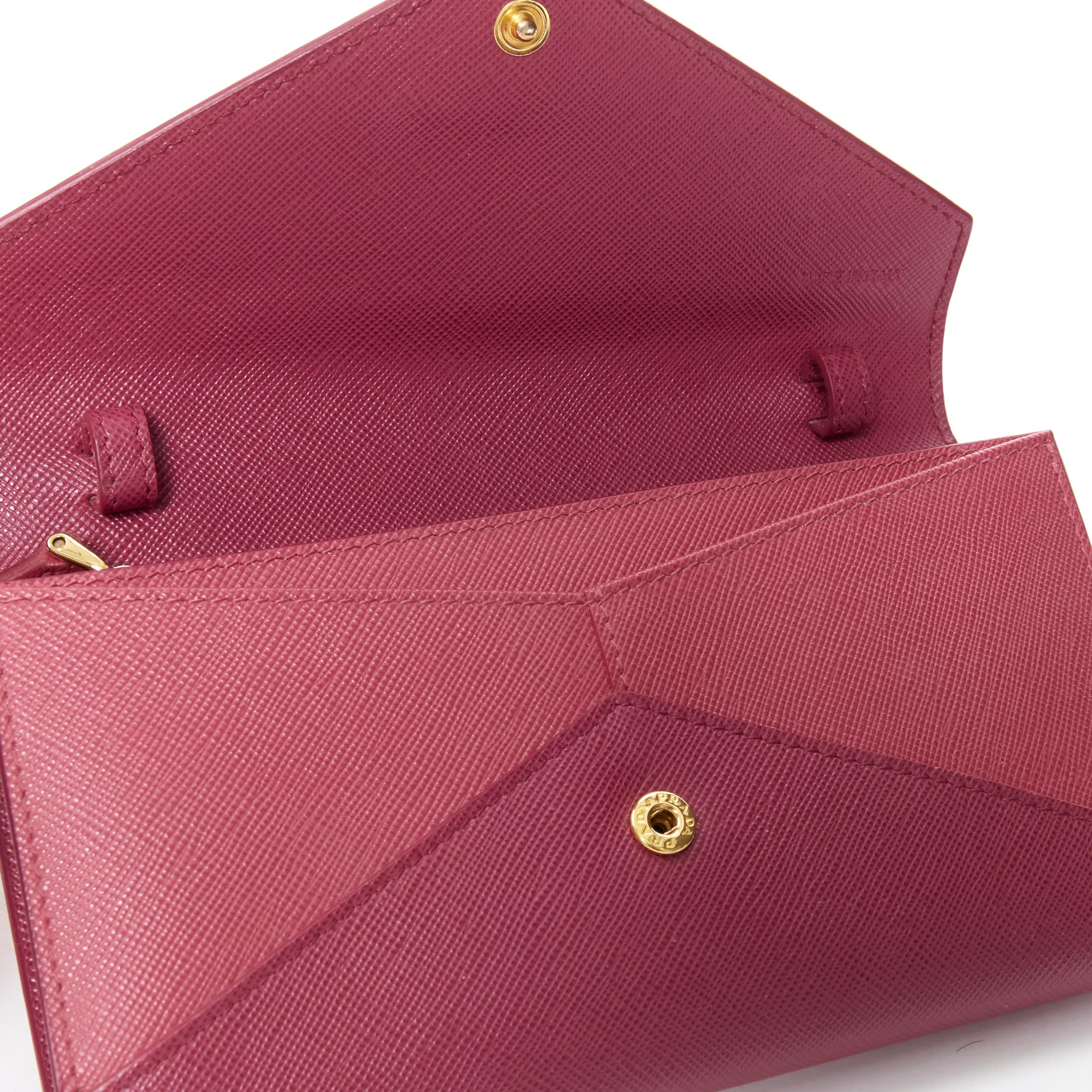 PRADA - Pochette portefeuille enveloppante avec logo en or et diamants roses sur chaîne, état neuf 1