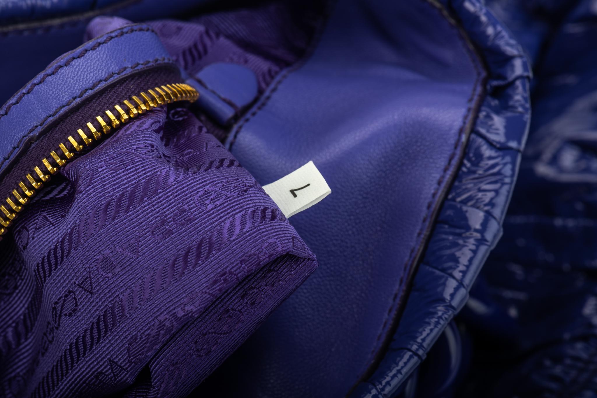 Nouveau Sac fourre-tout Prada en brevet roulé violet en vente 10