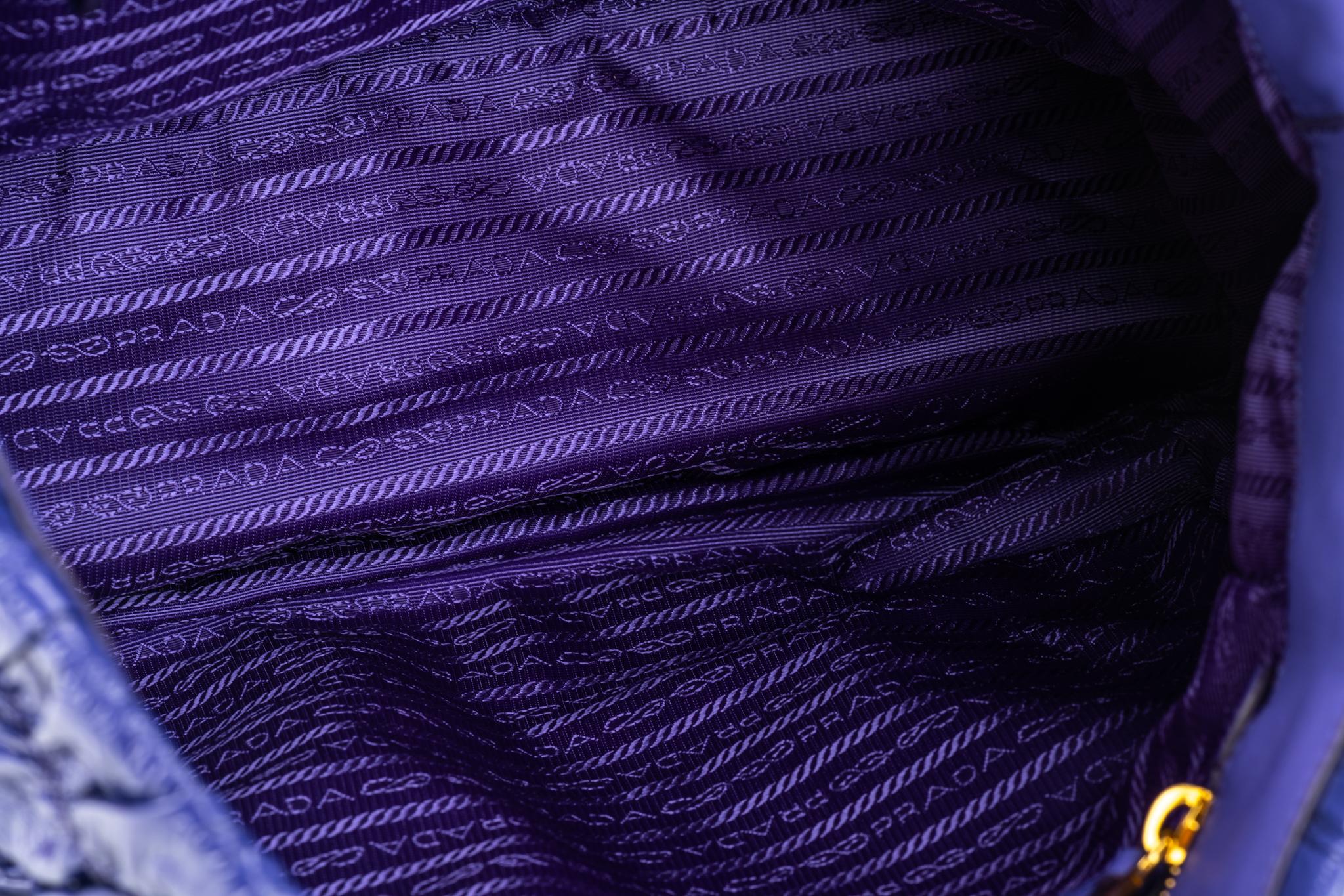Nouveau Sac fourre-tout Prada en brevet roulé violet en vente 11