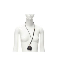 Neue PRADA Symbole Triangle Logo Saffiano Leder AirPods Layard Bag in Schwarz und Rot