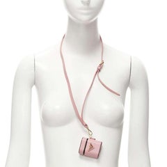 Neue PRADA Symbole Triangle Logo Saffiano Leder AirPods Layard Bag in Rosa und Rot
