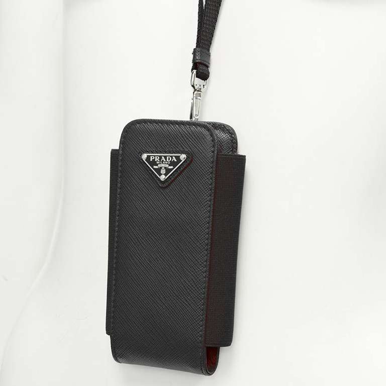 Pochette de téléphone en cuir saffiano noire avec logo triangulaire PRADA  Symbole, neuve En vente sur 1stDibs
