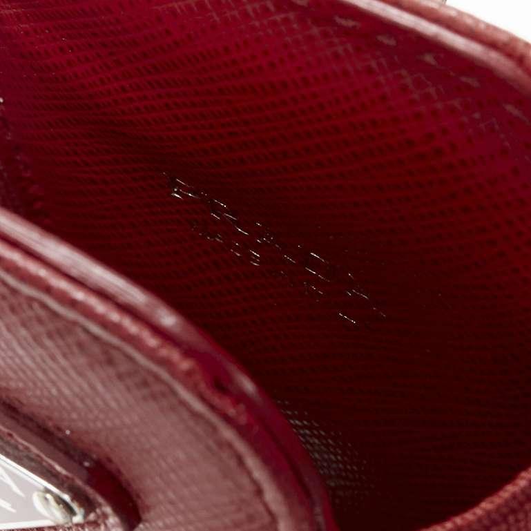 nouveau PRADA Symbole Triangle logo cuir saffiano pochette téléphone lanyard sac rouge en vente 2