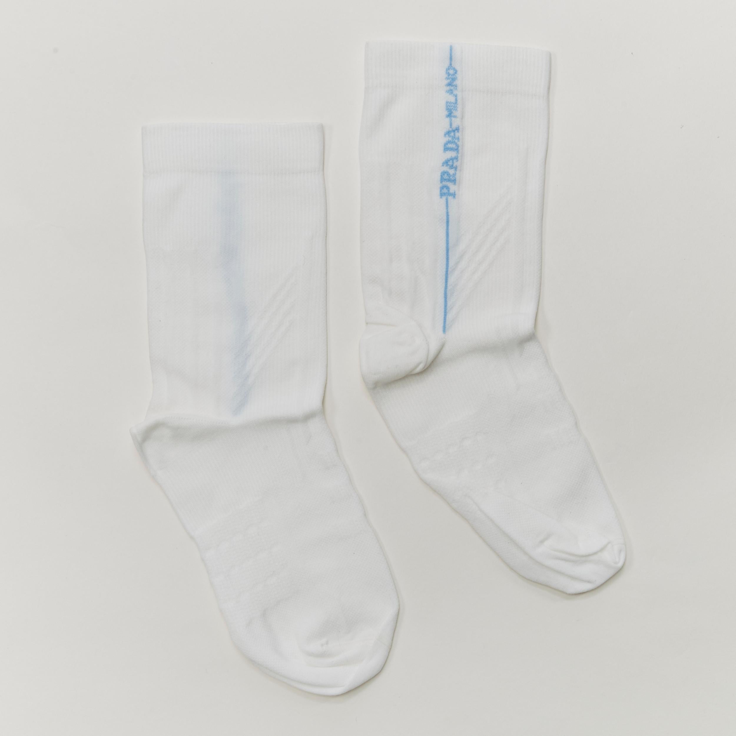 new PRADA white cotton blue Milano logo line short socks
Brand: Prada
Designer: Miuccia Prada
Material: Cotton
Color: White
Pattern: Solid
Made in: Italy

CONDITION:
Condition: New without tags. 

This Prada item is authentic. 


















