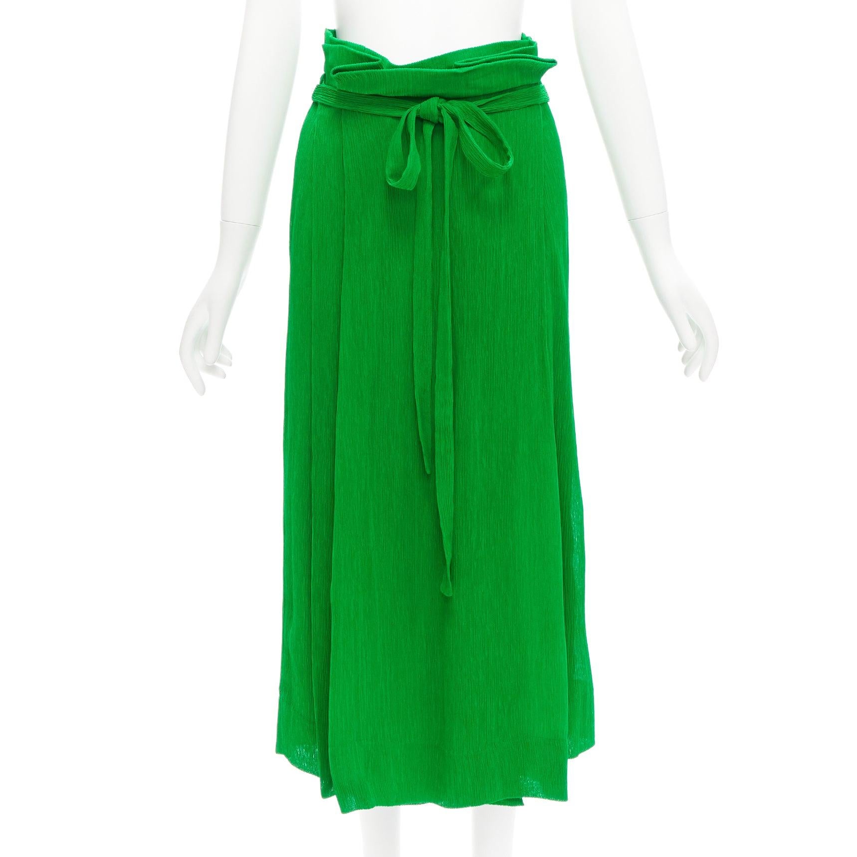 PROTAGONIST kelly vert plissé doublé de soie avec ceinture et jupe portefeuille taille US0 XS en vente 3