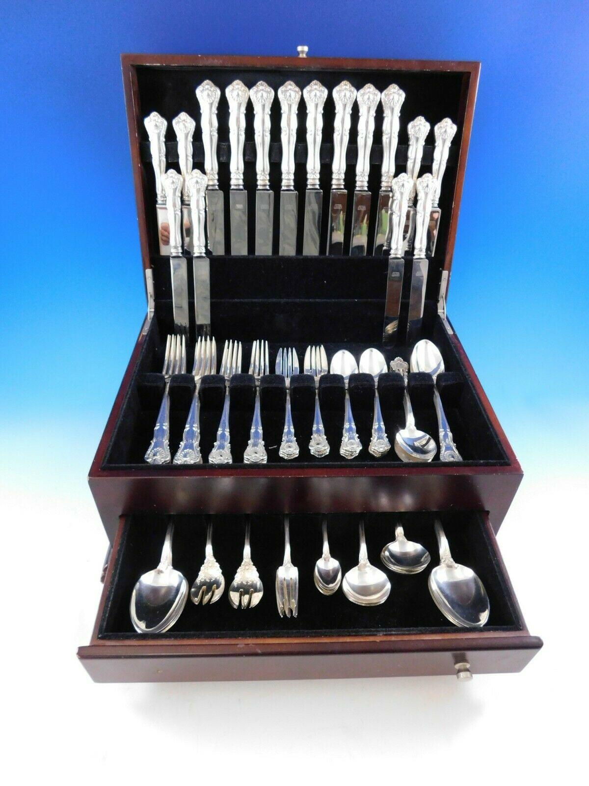 Exceptional New Queens by Durgin sterling silver dinner flatware set, 96 pieces. This shell motif pattern was introduced in the year 1900. This set includes:

8 dinner size knives, 9 3/4