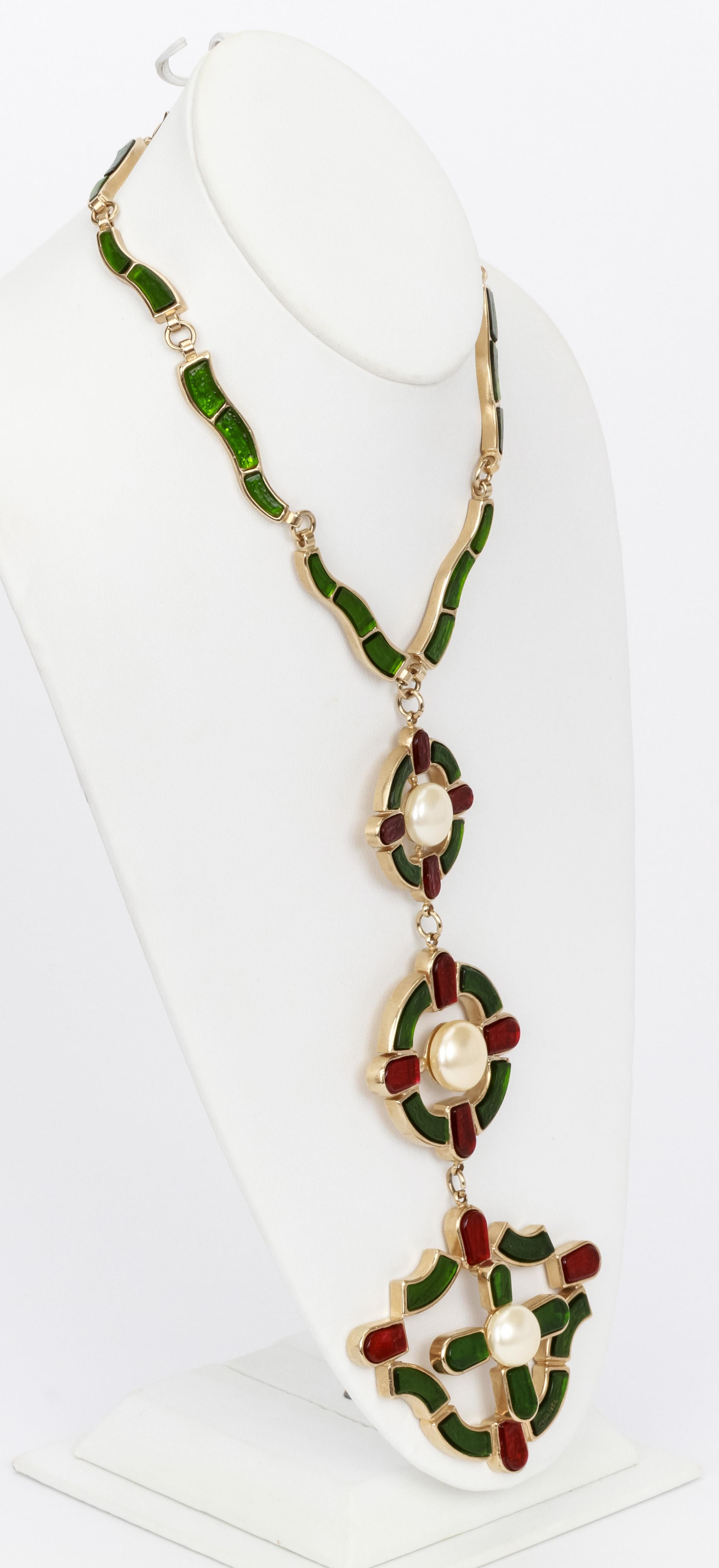 Important Chanel necklace with triple pendant, green and dark red gripoix, each pendant designed around a bombe' pearl. adjustable length, original pouch and box, collar 10