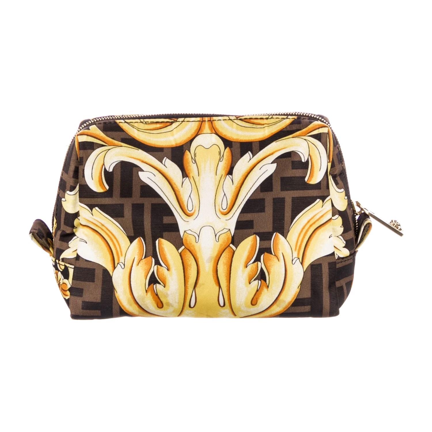 FENDACE Fendi x Versace Capsule Collection Cosmetic Travel Pouch Bag
2022
New With Dust Cover
Gold Nylon
Printed
Zucca FF Logo
Gold-Tone Hardware
Logo Jacquard Lining
Exposed Zip Closure
Includes Dust Bag

60% Polyester 40% Polyamide : Lining 100%