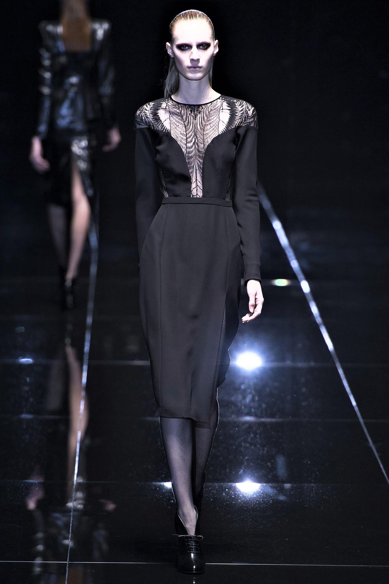 Gucci - Robe en soie avec toile d'araignée
Tout neuf
Automne 2013
* Vente au détail 2875
* Taille IT : 42

Détail de dentelle en toile d'araignée
Il y a une bonne quantité d'élasthanne, ce qui donne une belle élasticité à cette robe.
* Fente