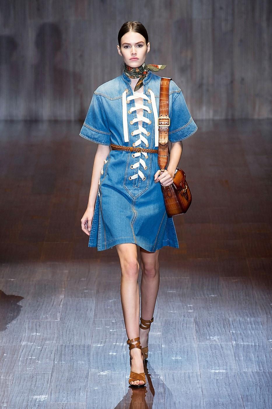 Gucci - Robe de défilé en jean, rare, printemps-été 2015 - Taille 40, 2 950 $ en vente 8