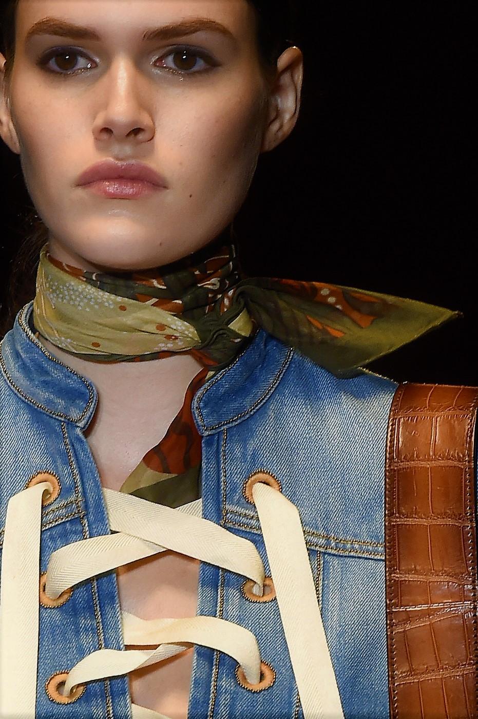 Gucci - Robe de défilé en jean, rare, printemps-été 2015 - Taille 40, 2 950 $ en vente 9