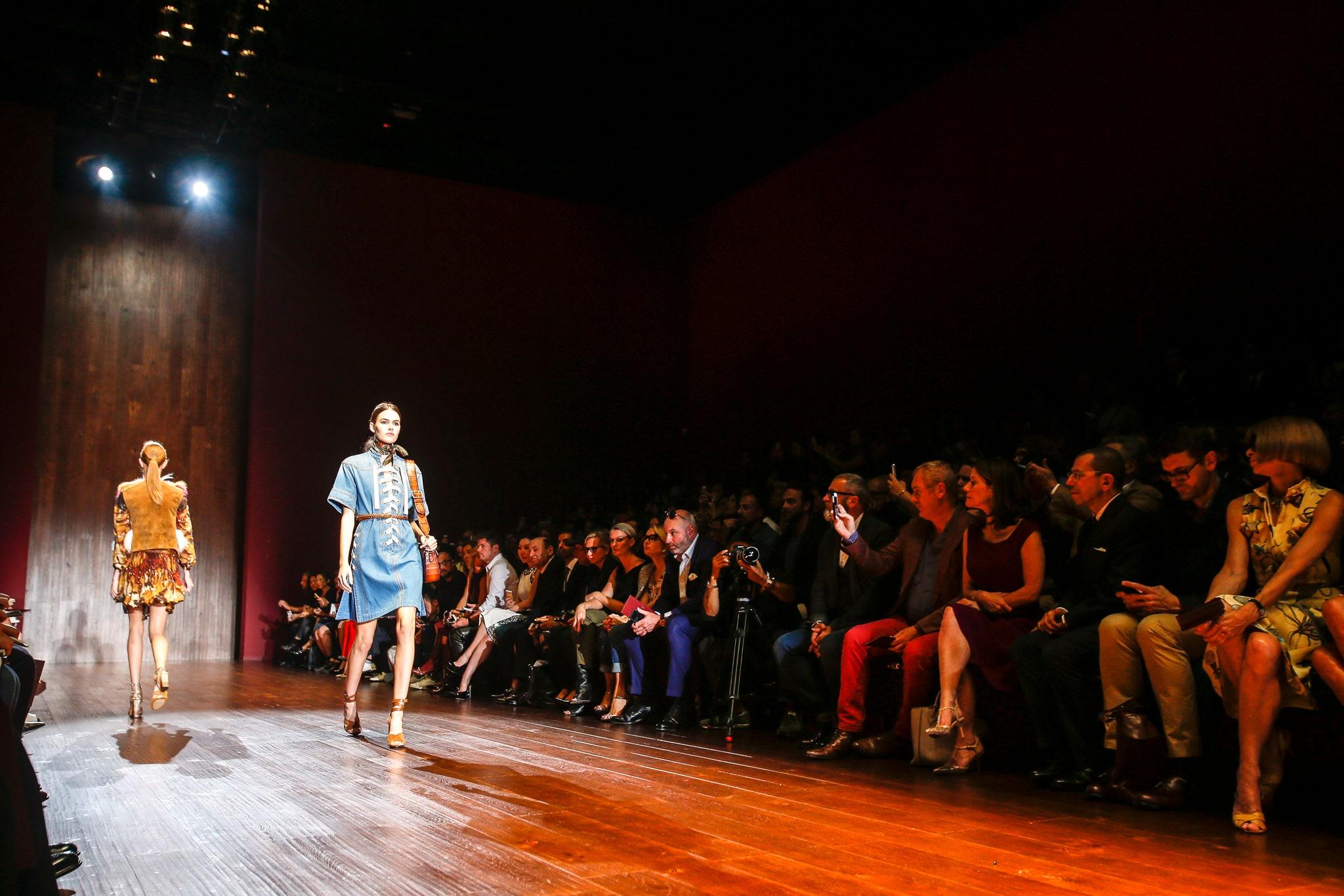 Gucci - Robe de défilé en jean, rare, printemps-été 2015 - Taille 40, 2 950 $ en vente 13