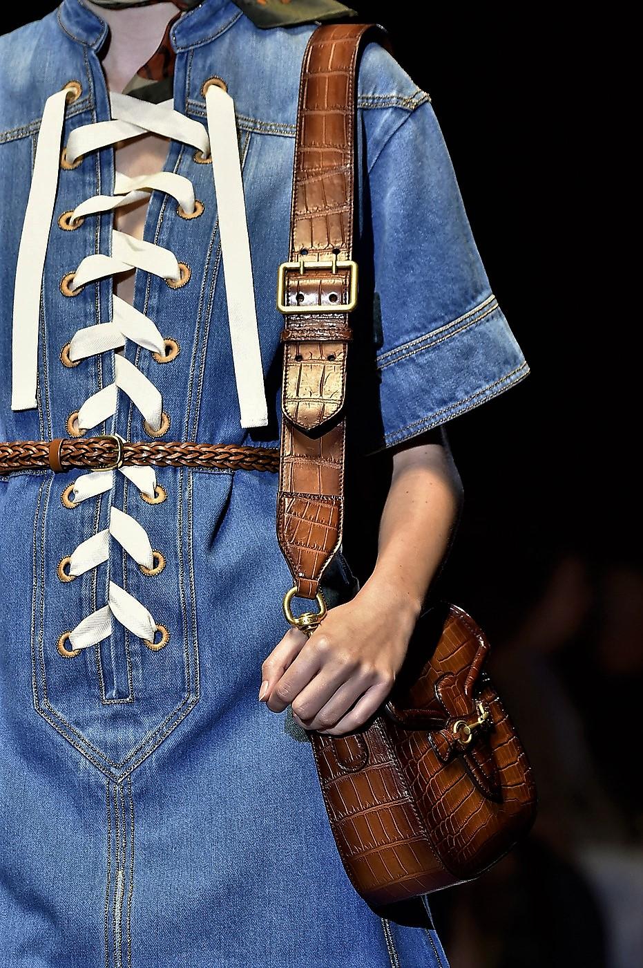 Gucci - Robe de défilé en jean, rare, printemps-été 2015 - Taille 40, 2 950 $ en vente 14