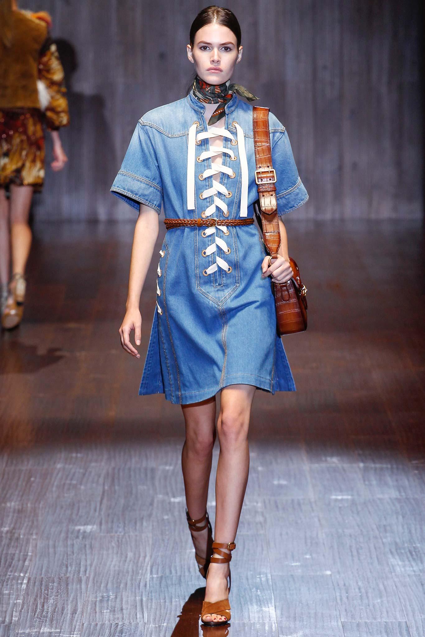 Gucci - Robe de défilé en jean, rare, printemps-été 2015 - Taille 40, 2 950 $ Neuf - En vente à Leesburg, VA