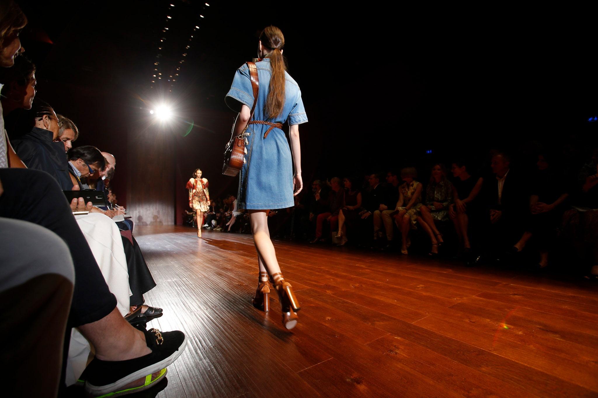 Gucci - Robe de défilé en jean, rare, printemps-été 2015 - Taille 40, 2 950 $ en vente 4