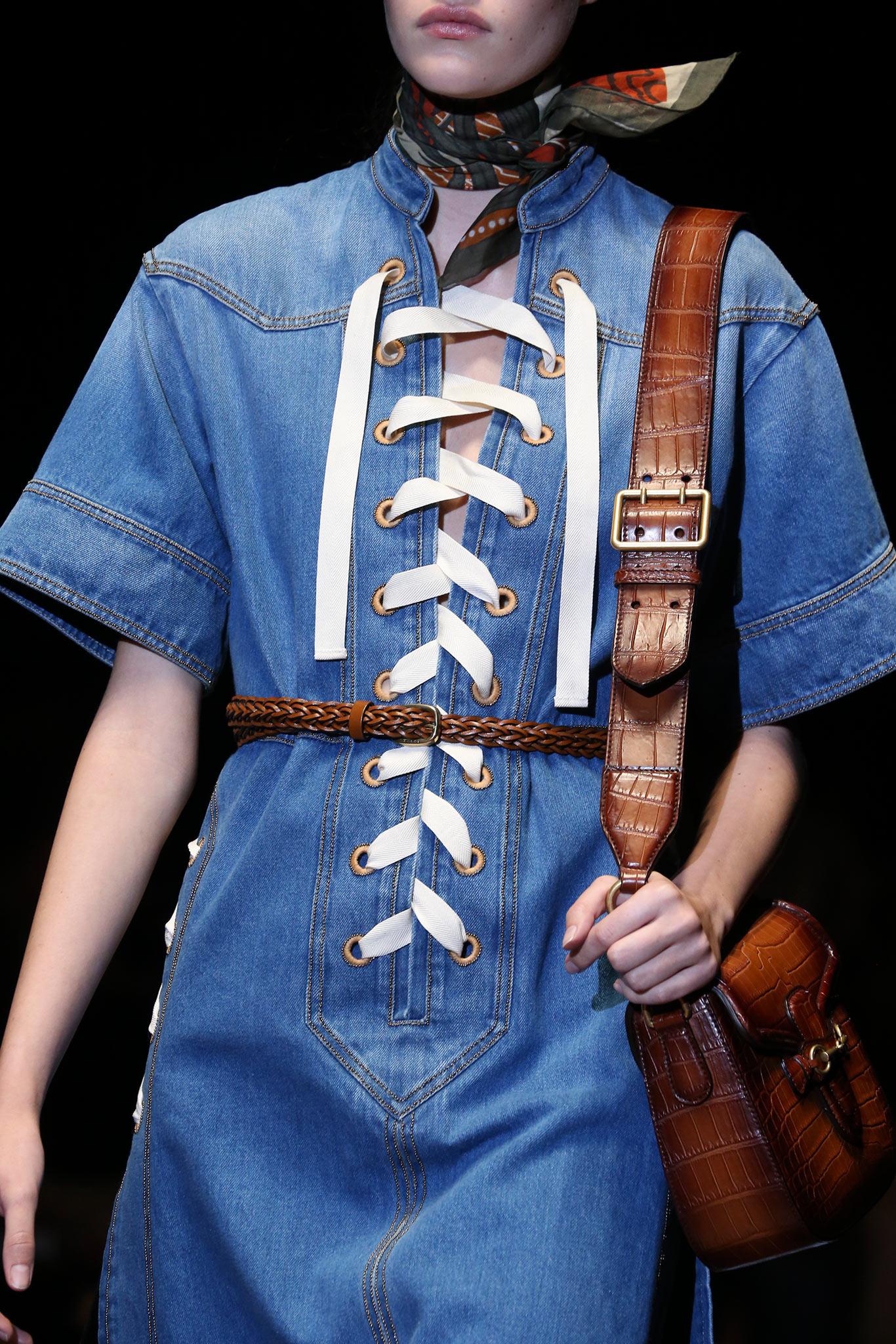 Gucci - Robe de défilé en jean, rare, printemps-été 2015 - Taille 40, 2 950 $ en vente 5