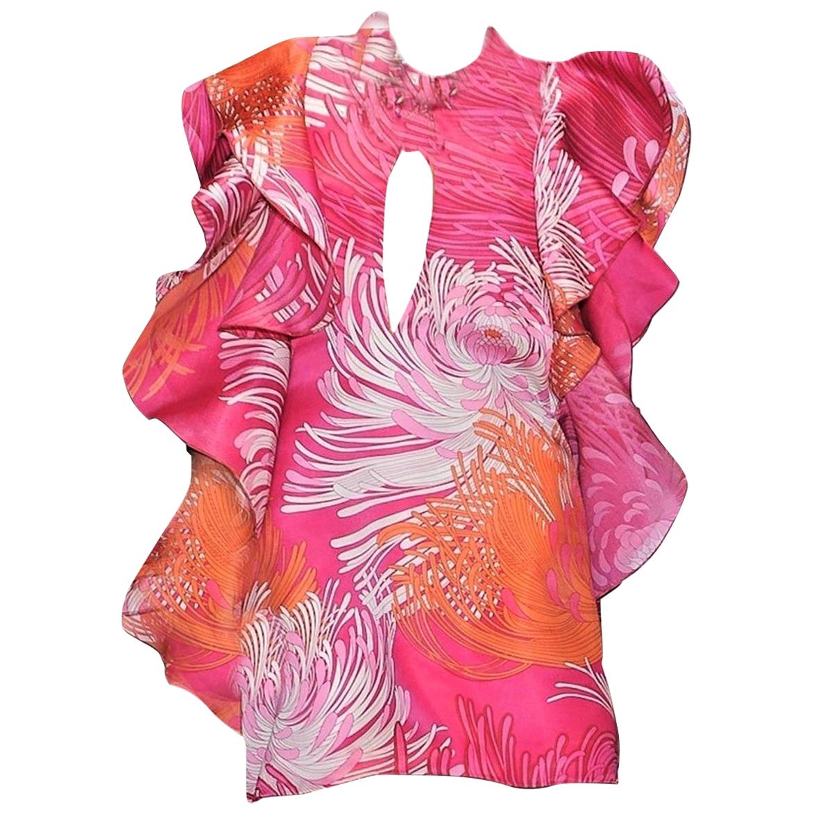 Gucci Primavera/Estate 2013
Nuovo senza etichette
Un meraviglioso abito in seta da passerella
$3499
Italiano Sz 38 
Mini abito rosa e bianco con stampa astratta in tutto e per tutto
Chiusura con zip sul retro
Due bottoni coperti sul davanti
NOTA: 