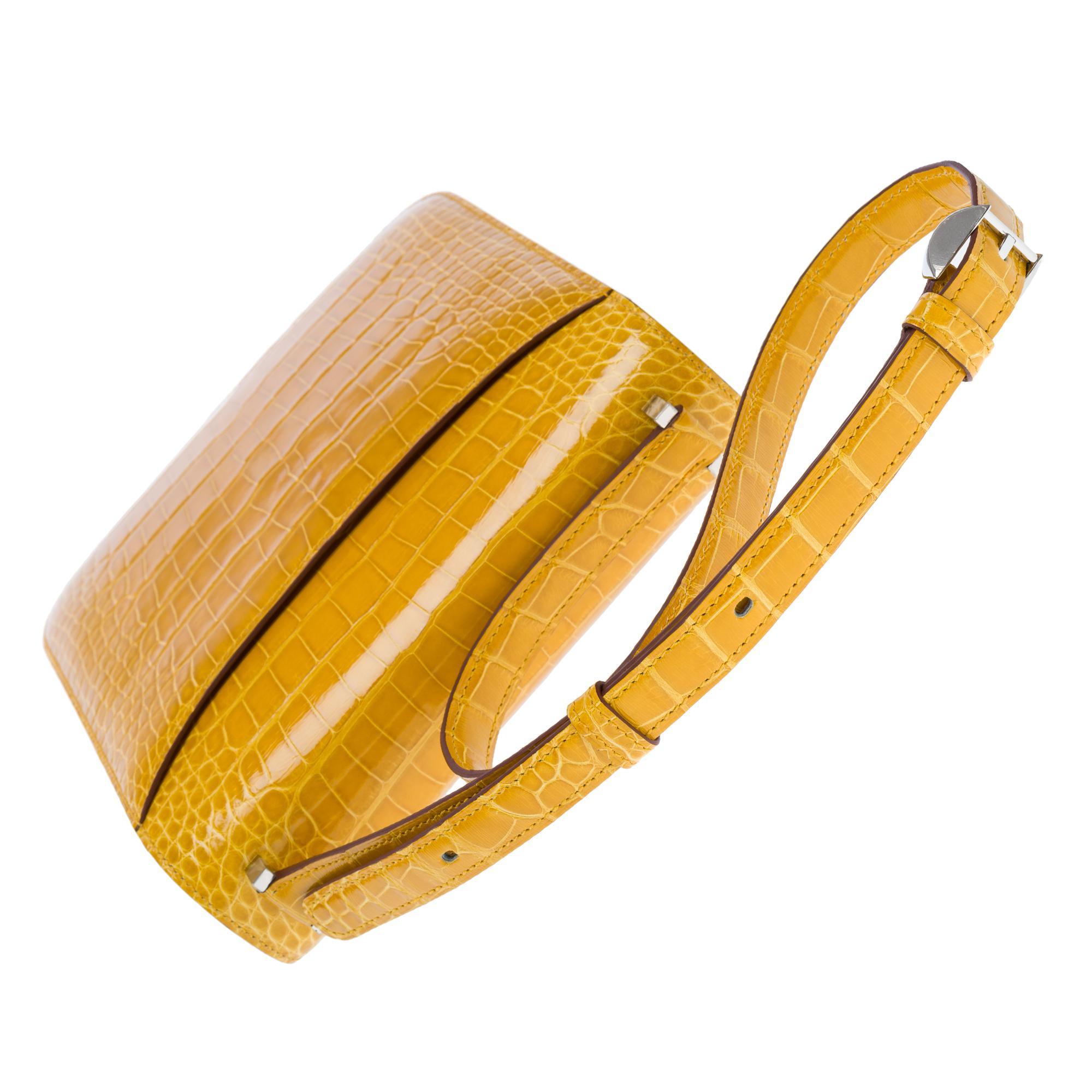 New Rare Hermes 2002 shoulder bag in Ambre Yellow Alligator leather, SHW en vente 5