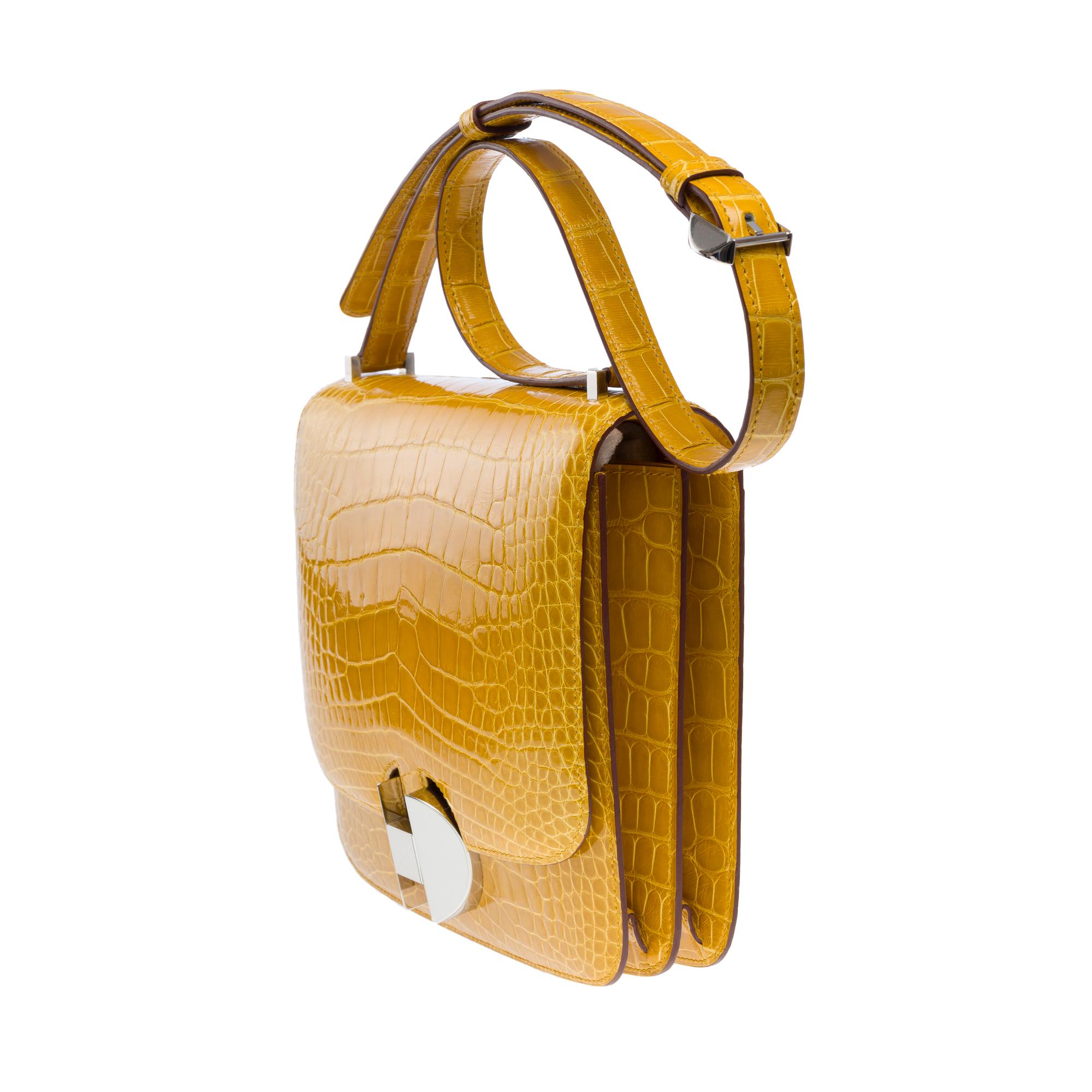 New Rare Hermes 2002 shoulder bag in Ambre Yellow Alligator leather, SHW For Sale 1