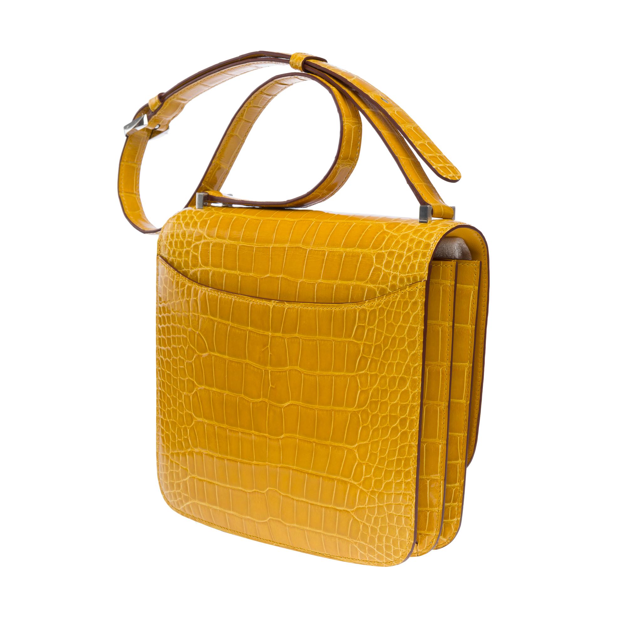 New Rare Hermes 2002 shoulder bag in Ambre Yellow Alligator leather, SHW For Sale 2