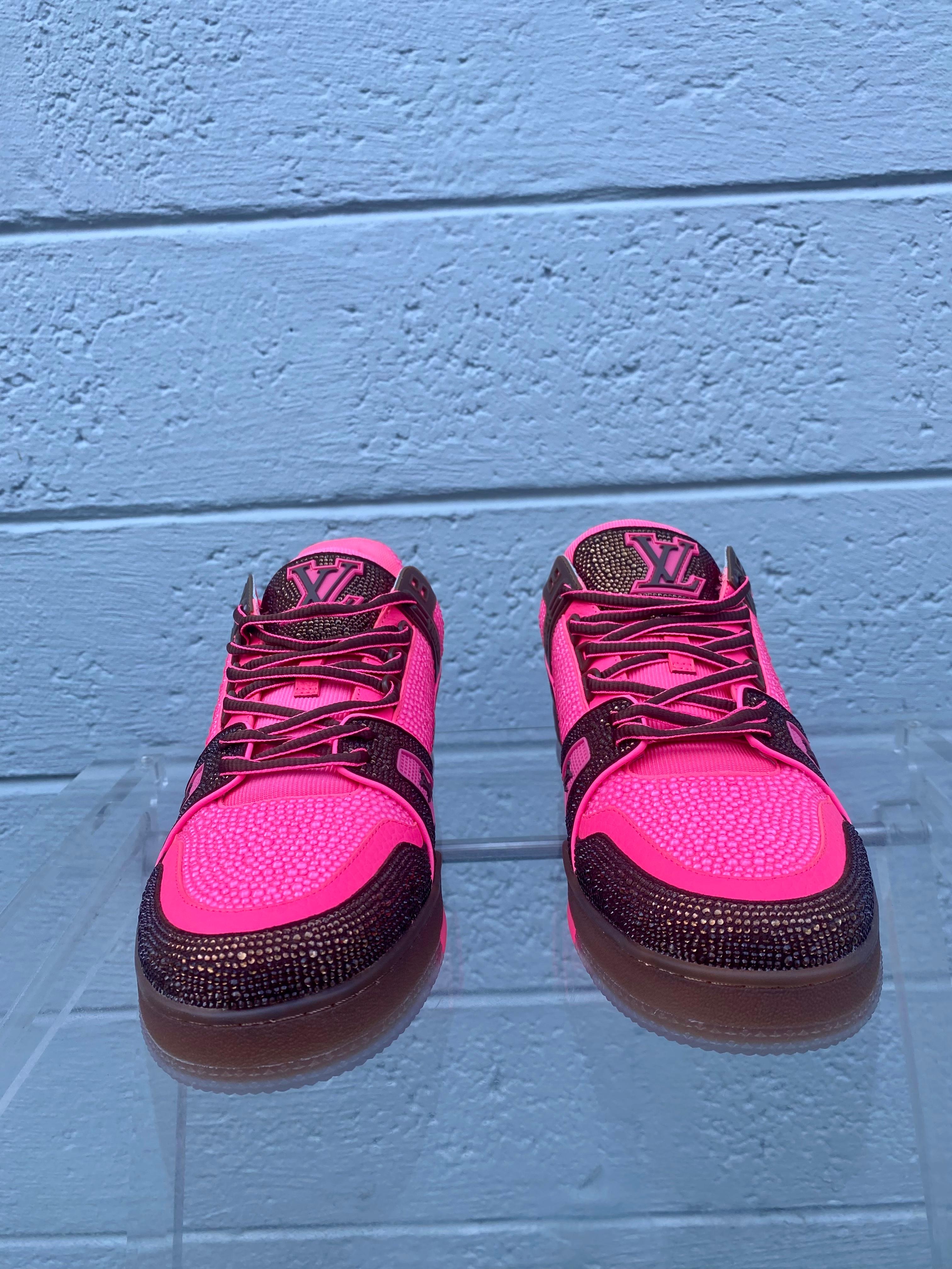 Gönnen Sie sich die ultimative Schuhikone mit dem Louis Vuitton Trainer Low 'Pink Brown' 1A8Z6Y. Der aus geschmeidigem Kalbsleder gefertigte Sneaker präsentiert sich in einer raffinierten Mischung aus Rosa- und Brauntönen und ist mit Kristallen und