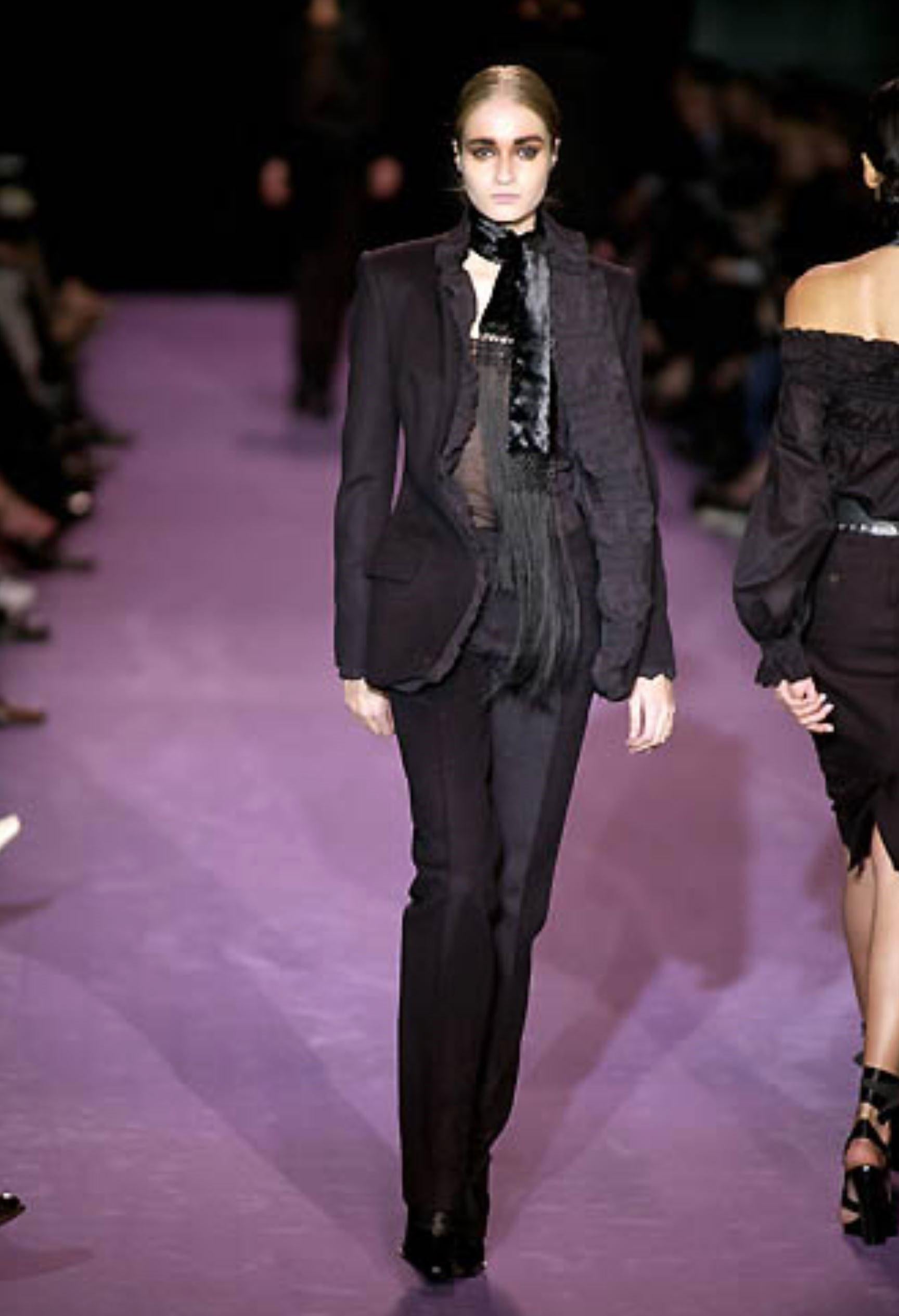 Tom Ford pour Yves Saint Laurent
Automne / Hiver 2001
Neuf sans étiquette
Une trouvaille rare
Taille : FR 36 Grosso modo U.S. Sz 2 
Cependant, cette veste est conçue pour être portée ouverte avec les volants.
$2210
100% laine vierge
Veste en laine