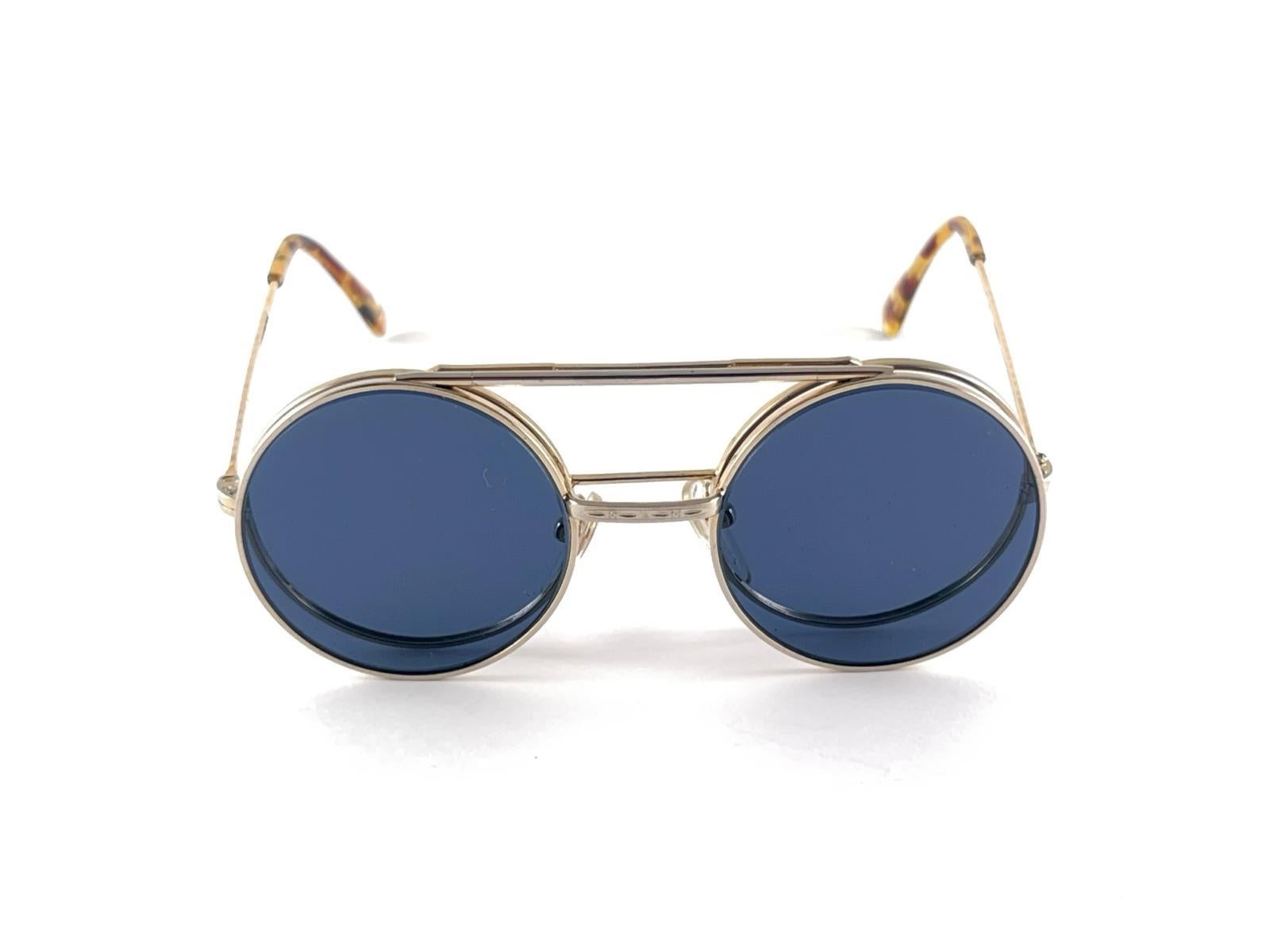 New Rare Vintage Kenzo hinged foldable frame holding  pair of blue lenses.

New, never worn or displayed, this pair may show minor sign of wear due to storage. 


Made in Japan


Front                                          12 cms
Lens Width      