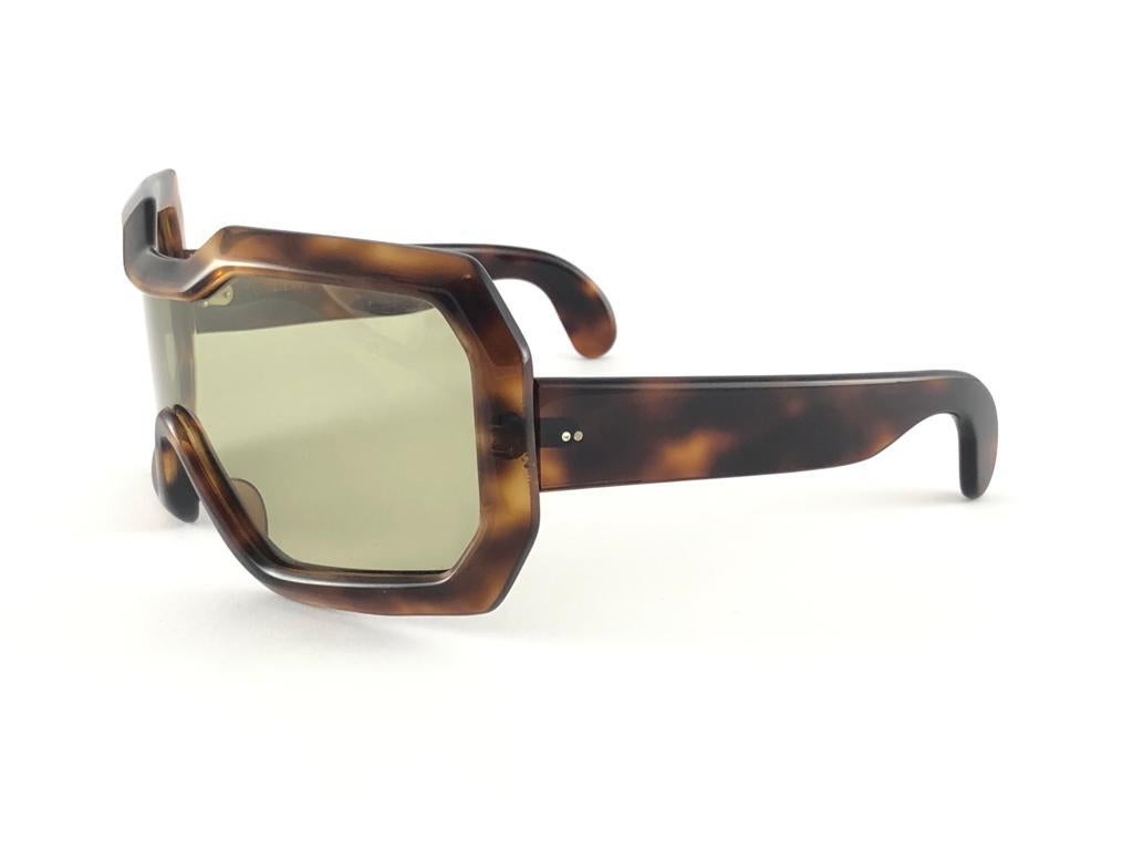 New rare collector's item vintage Lanvin by Philippe Chevalier dark tortoise oversized sunglasses with spotless medium brown mono lens. From the same series as the ones worn by Miles Davis.
A superb find. 

Please notice this item may show minor