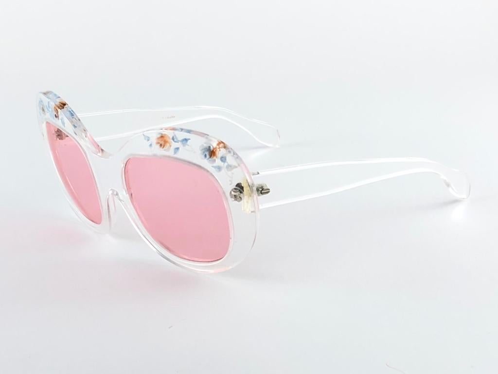 Rare pièce de collection vintage Philippe Chevalier lunettes de soleil transparentes avec verres roses.   
Une superbe trouvaille. Forme la même série que celles portées par Elton John.
Veuillez noter que cet article peut présenter de légers signes