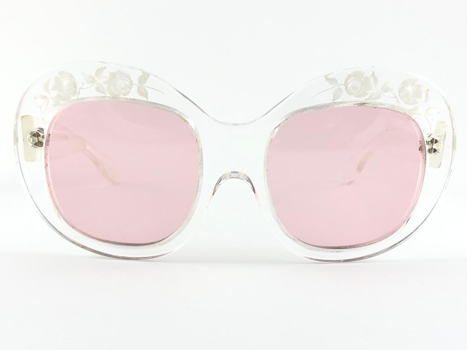 Seltenes Sammlerstück Vintage Philippe Chevalier klare Sonnenbrille mit rosa Gläsern.   
Ein großartiger Fund. Sie gehören zur gleichen Serie wie die von Elton John getragenen.
Bitte beachten Sie, dass dieser Artikel aufgrund der Lagerung leichte