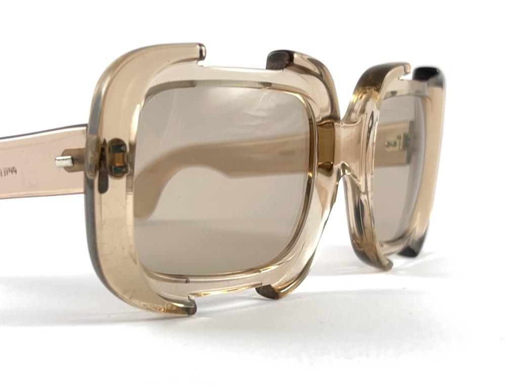 Nouvelle pièce de collection rare, pièce de musée vintage Philippe Chevalier, lunettes de soleil surdimensionnées brun clair avec des verres brun moyen.   

Une superbe trouvaille. 

Veuillez noter que cet article peut présenter des signes mineurs