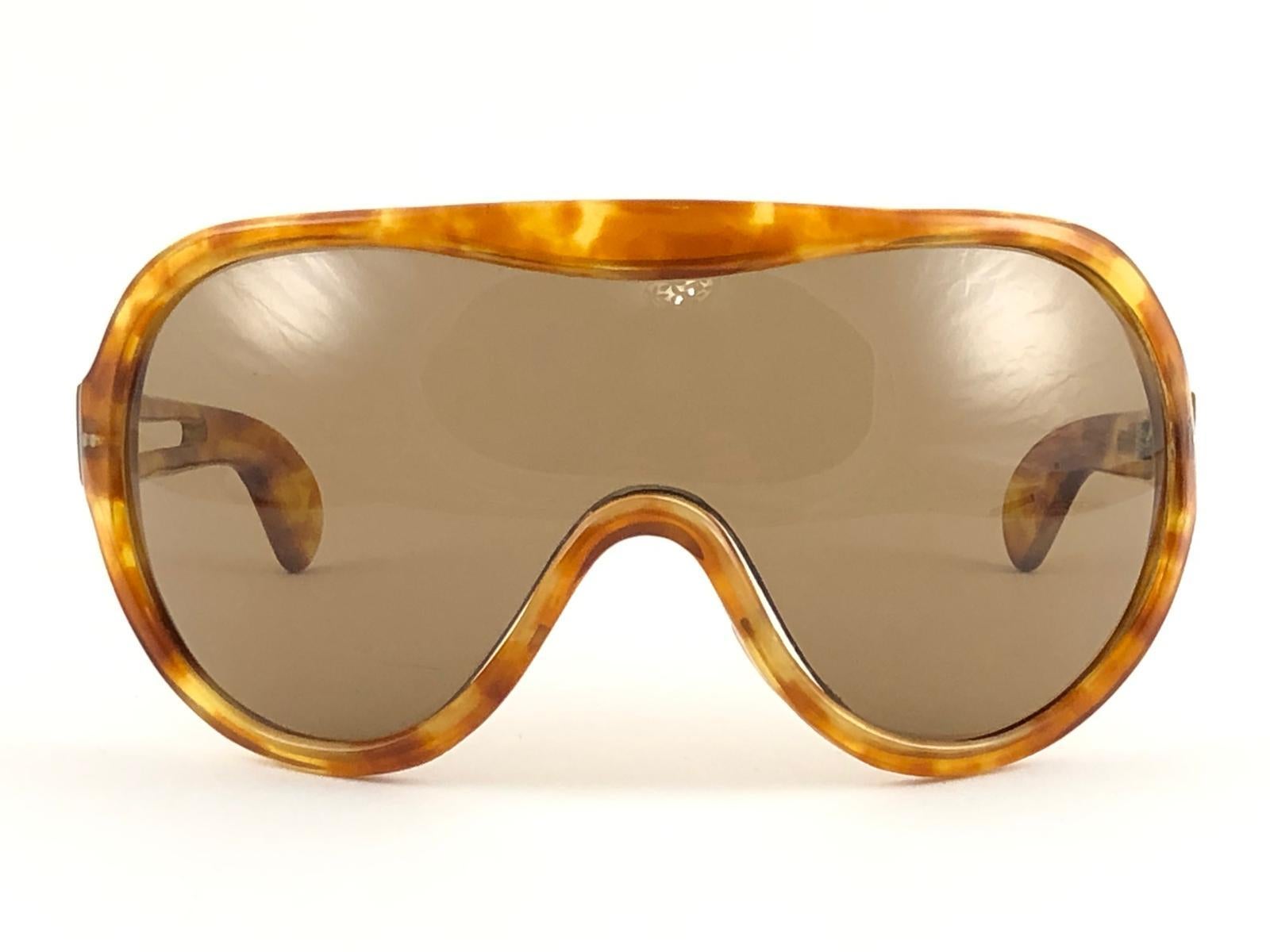 Nouvelles lunettes de soleil vintage Philippe Chevalier, pièce de collection rare, de taille surdimensionnée en écaille de tortue légère avec un verre mono brun moyen sans tache. De la même série que ceux portés par Miles Davis.
Une superbe
