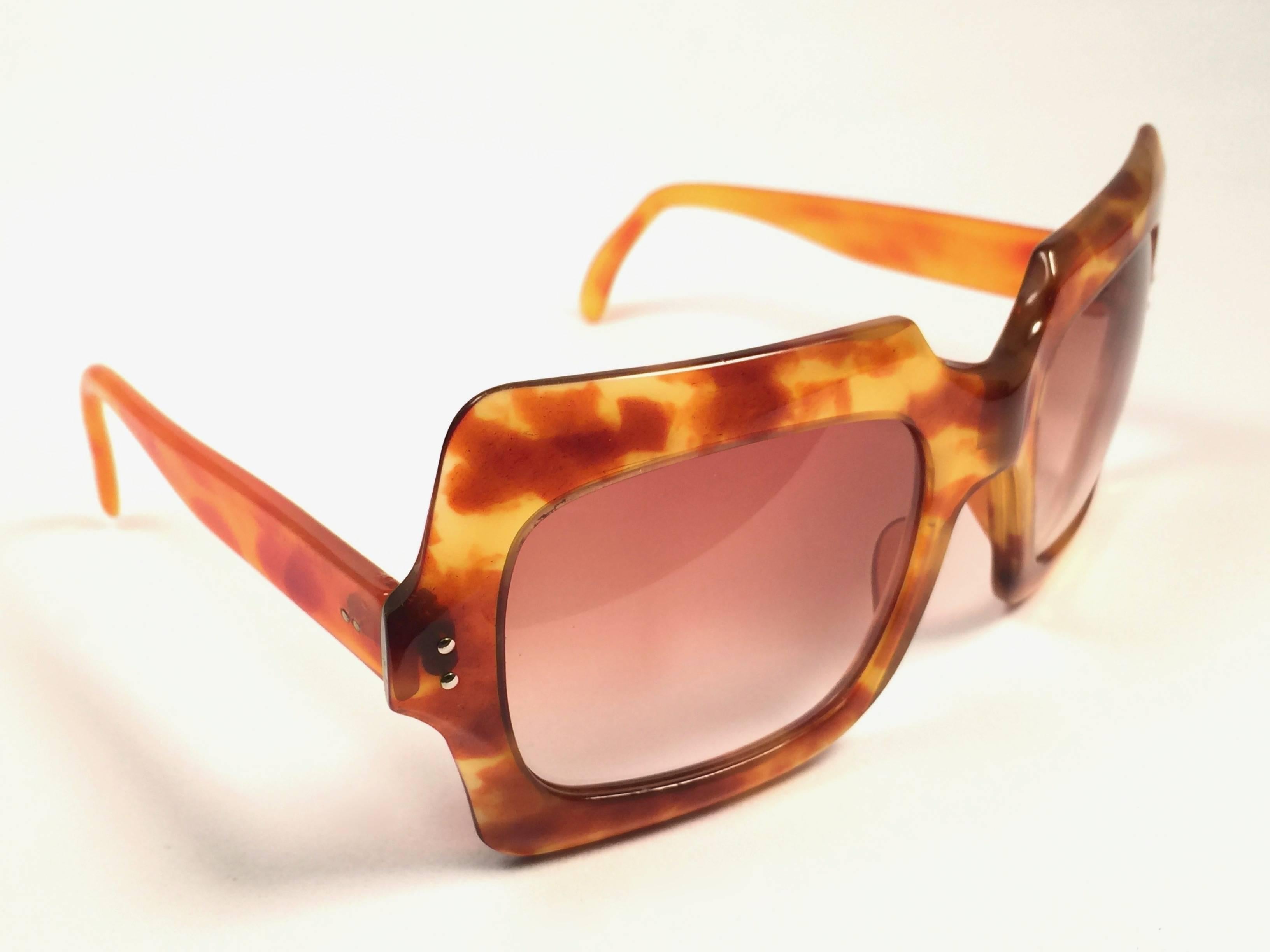 Nouvelle pièce de collection rare vintage Philippe Chevalier lunettes de soleil surdimensionnées en tortue légère avec des verres dégradés clairs sans tache.   
Une superbe trouvaille. 

Veuillez noter que cet article peut présenter des signes