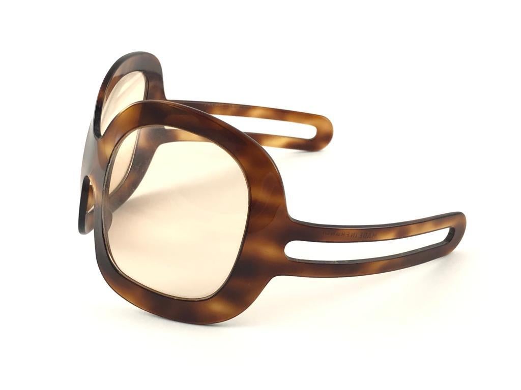 Nouvelle pièce de collection rare, pièce de musée vintage Philippe Chevalier, lunettes de soleil oversize en tortue légère avec verres clairs.   
Une superbe trouvaille. 

Veuillez noter que cet article présente des signes d'usure mineurs au niveau